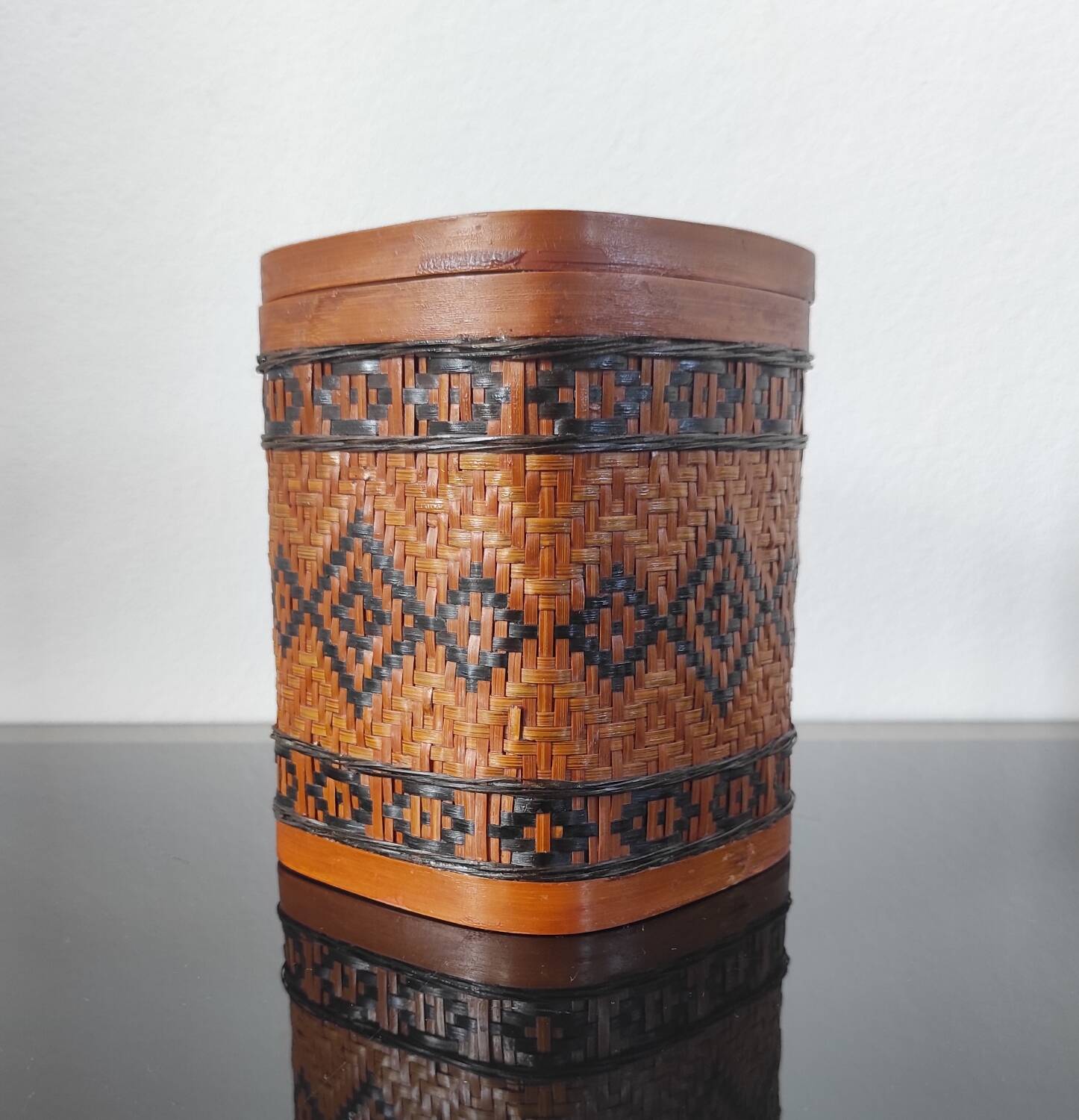 Vintage woven bamboo box - Artisanal Shanghai