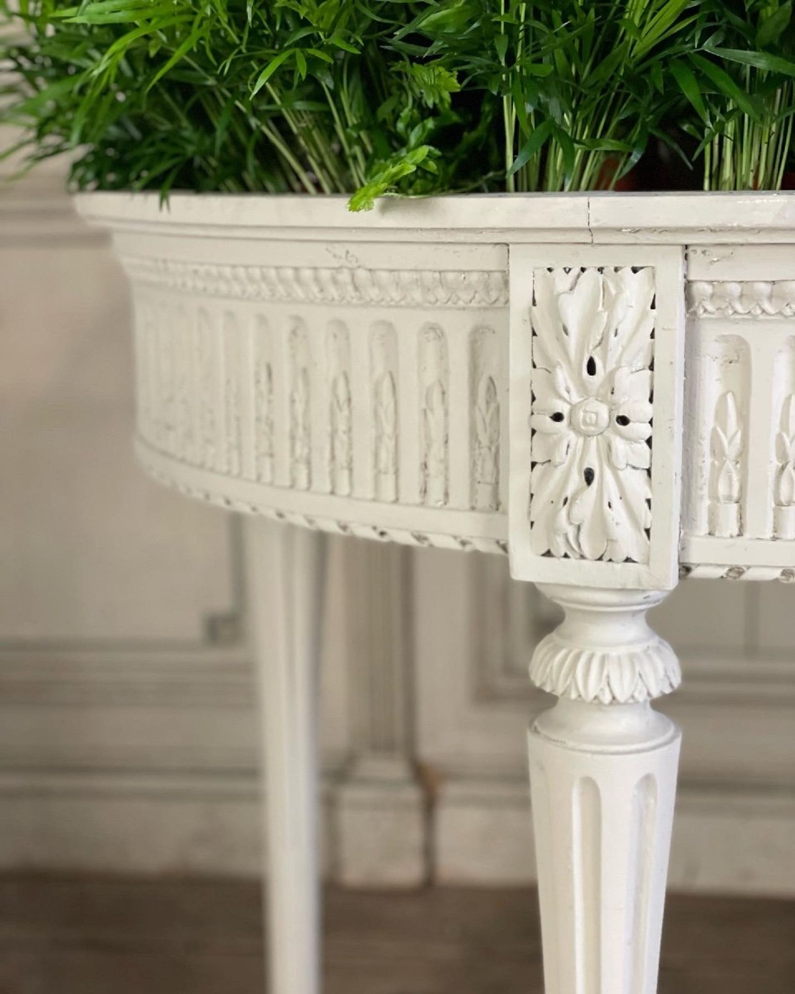 Jardinière en bois sculpté peint, vers 1900