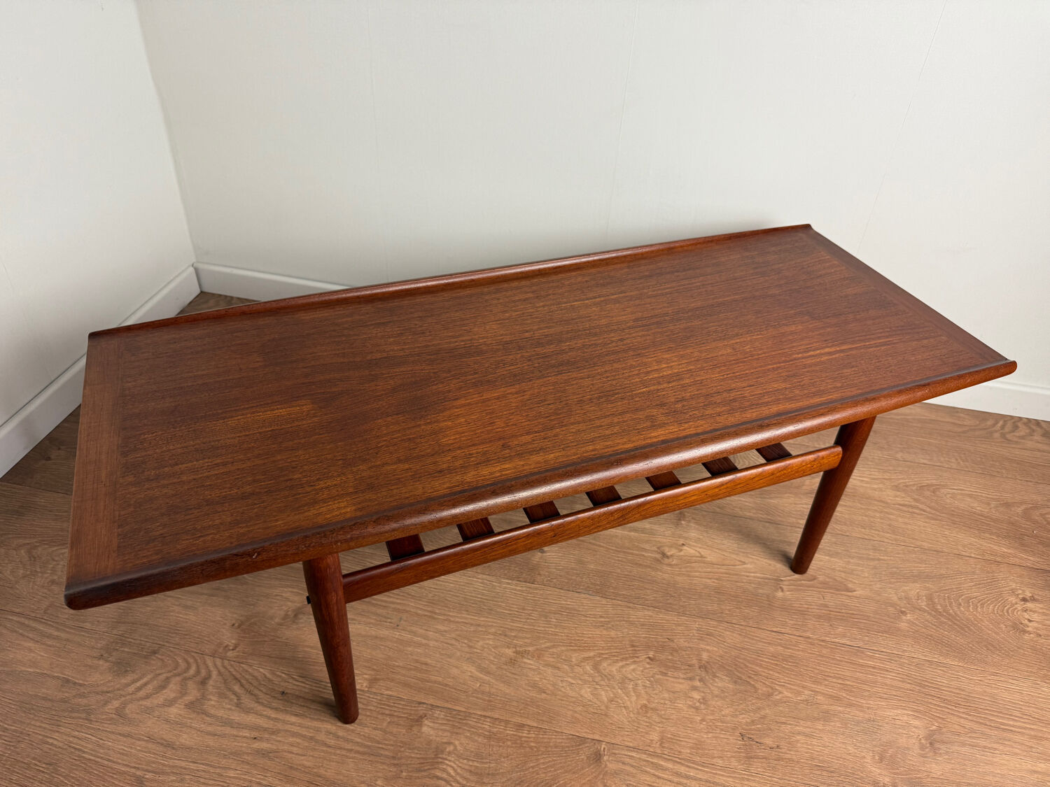 Table basse scandinave attribuée à Grete Jalk – Années 60