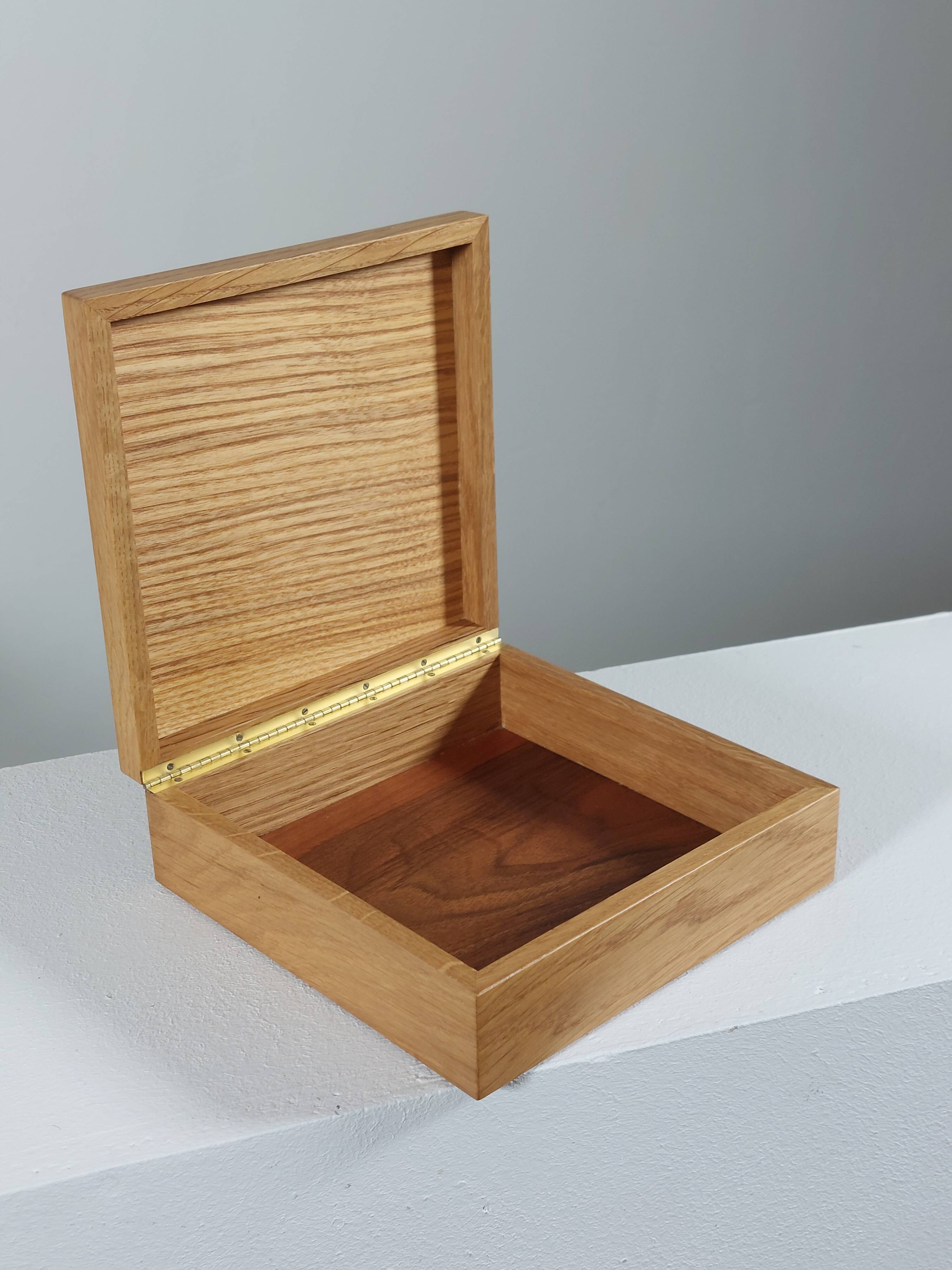 Boîte en bois vintage faite à la main avec des incrustations