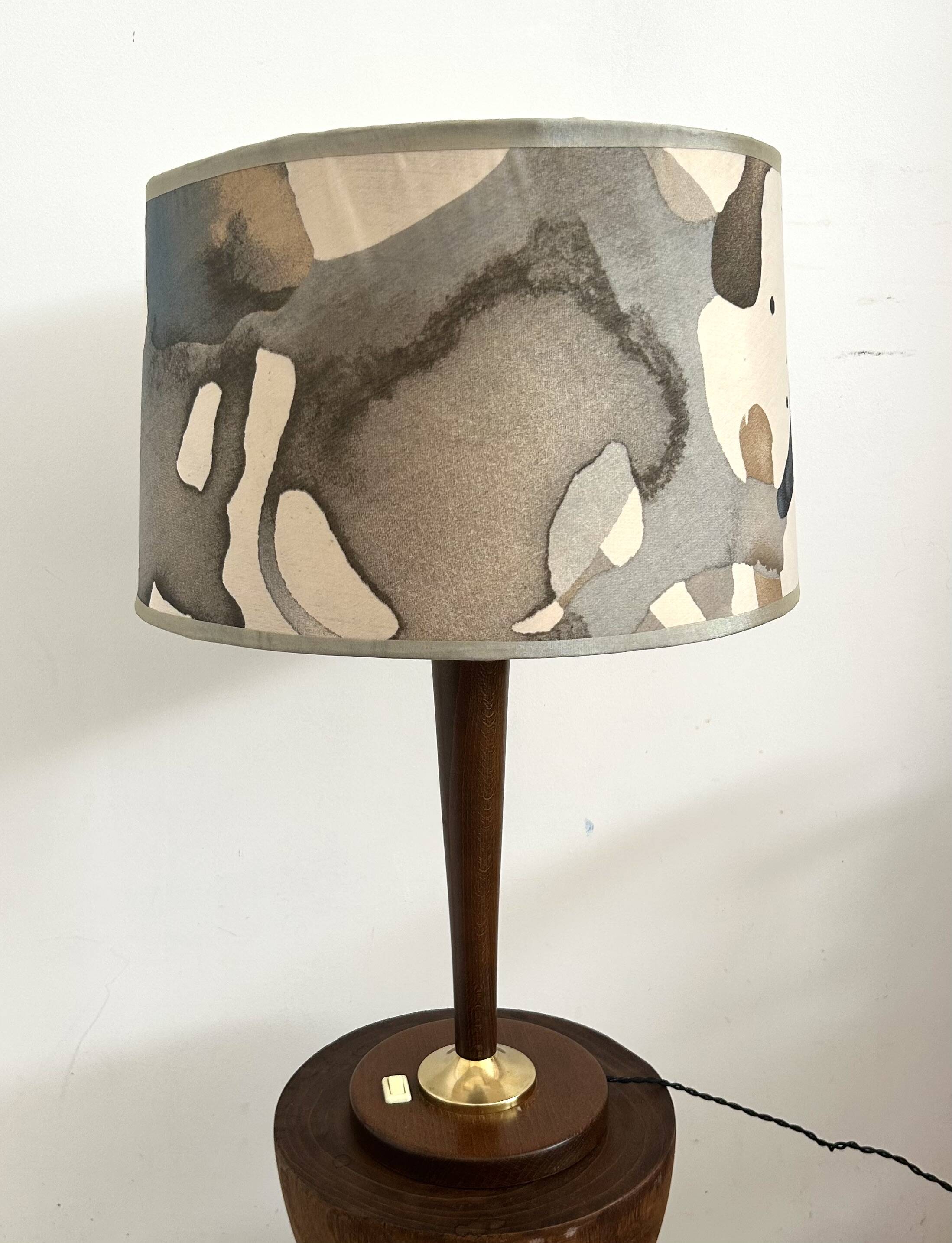 Lampe de table en bois et laiton, abat-jour imprimé, années 1970