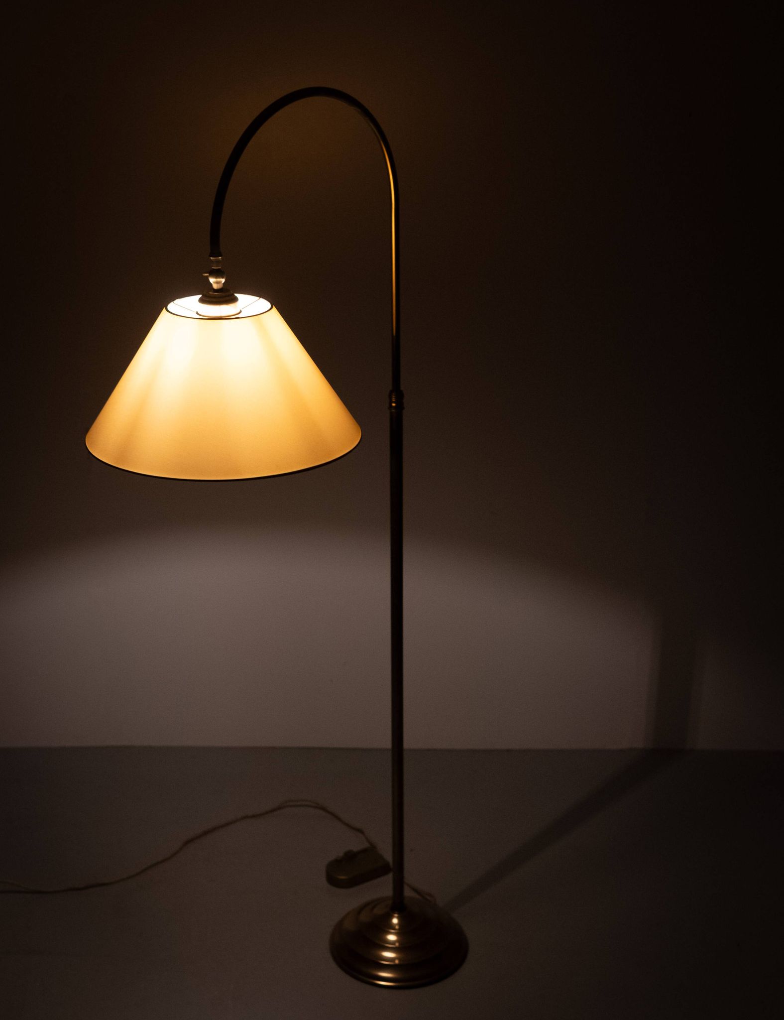 Lampadaire classique en laiton à col courbé, années 1950