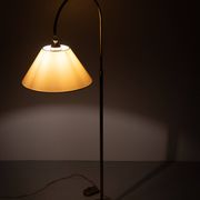 Lampadaire classique en laiton à col courbé, années 1950