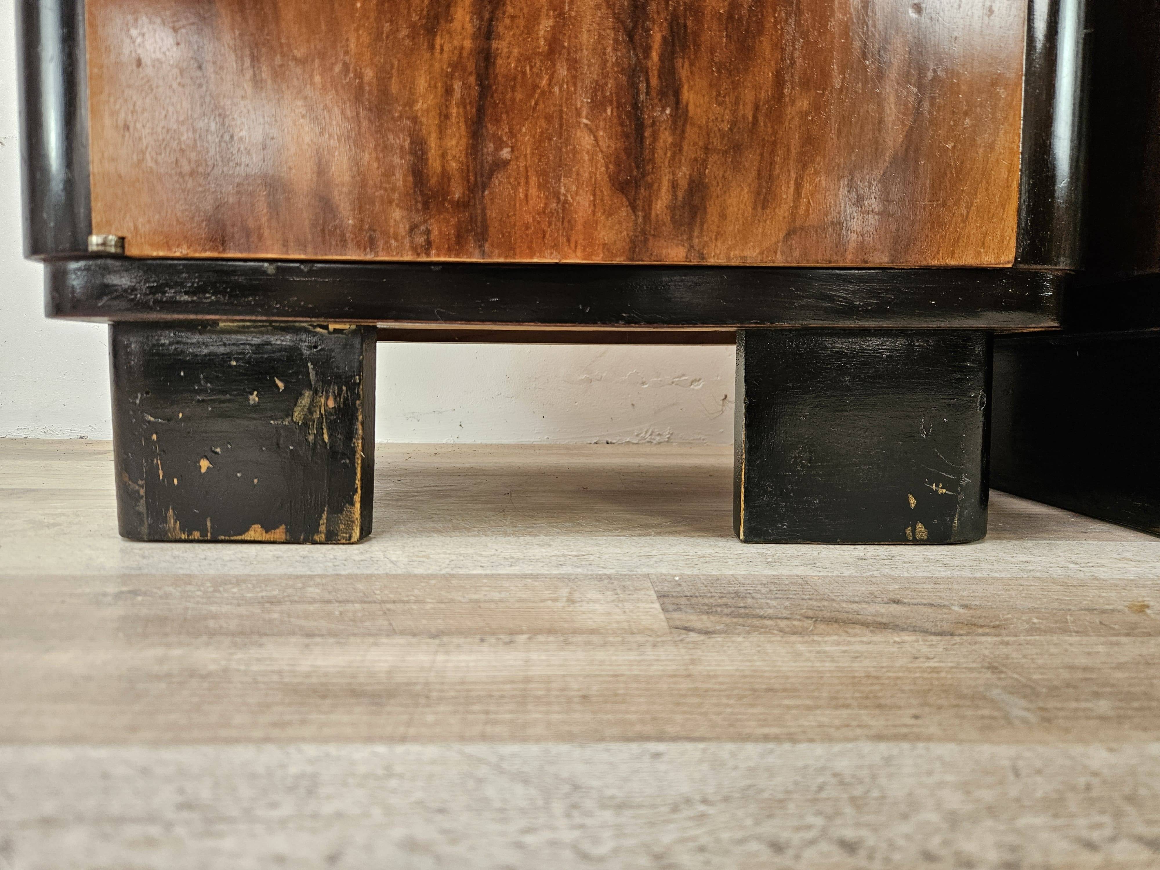Art Decò bedside tables in walnut burl with pink glass top