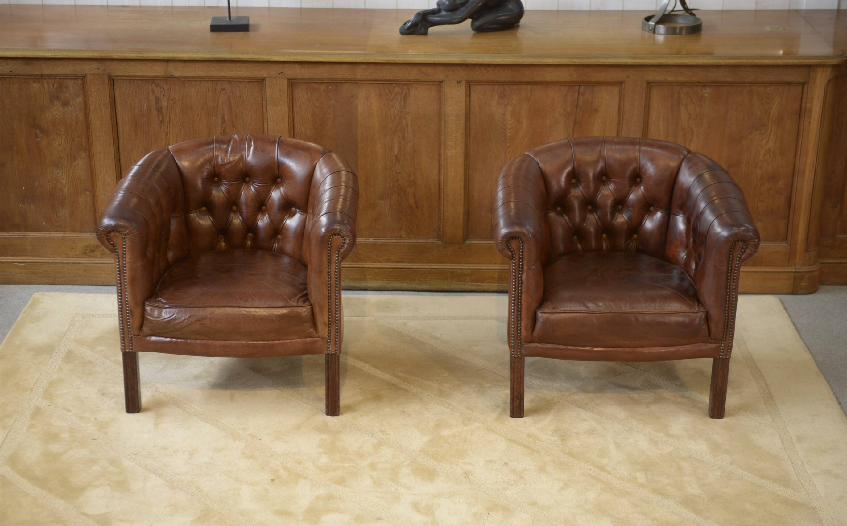 Paire de fauteuils Club capitonnés en cuir