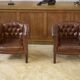 Paire de fauteuils Club capitonnés en cuir
