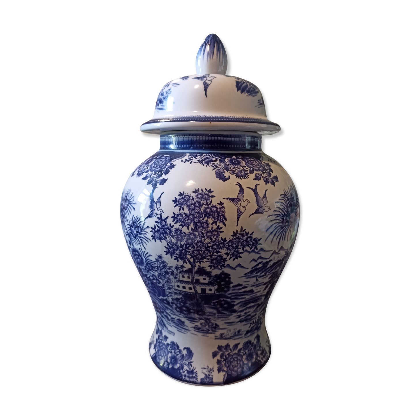 Porcelain pot with lid