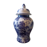 Porcelain pot with lid