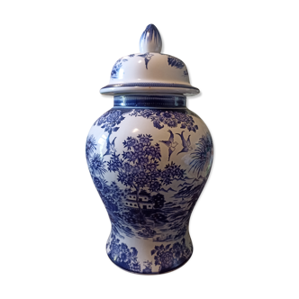 Porcelain pot with lid