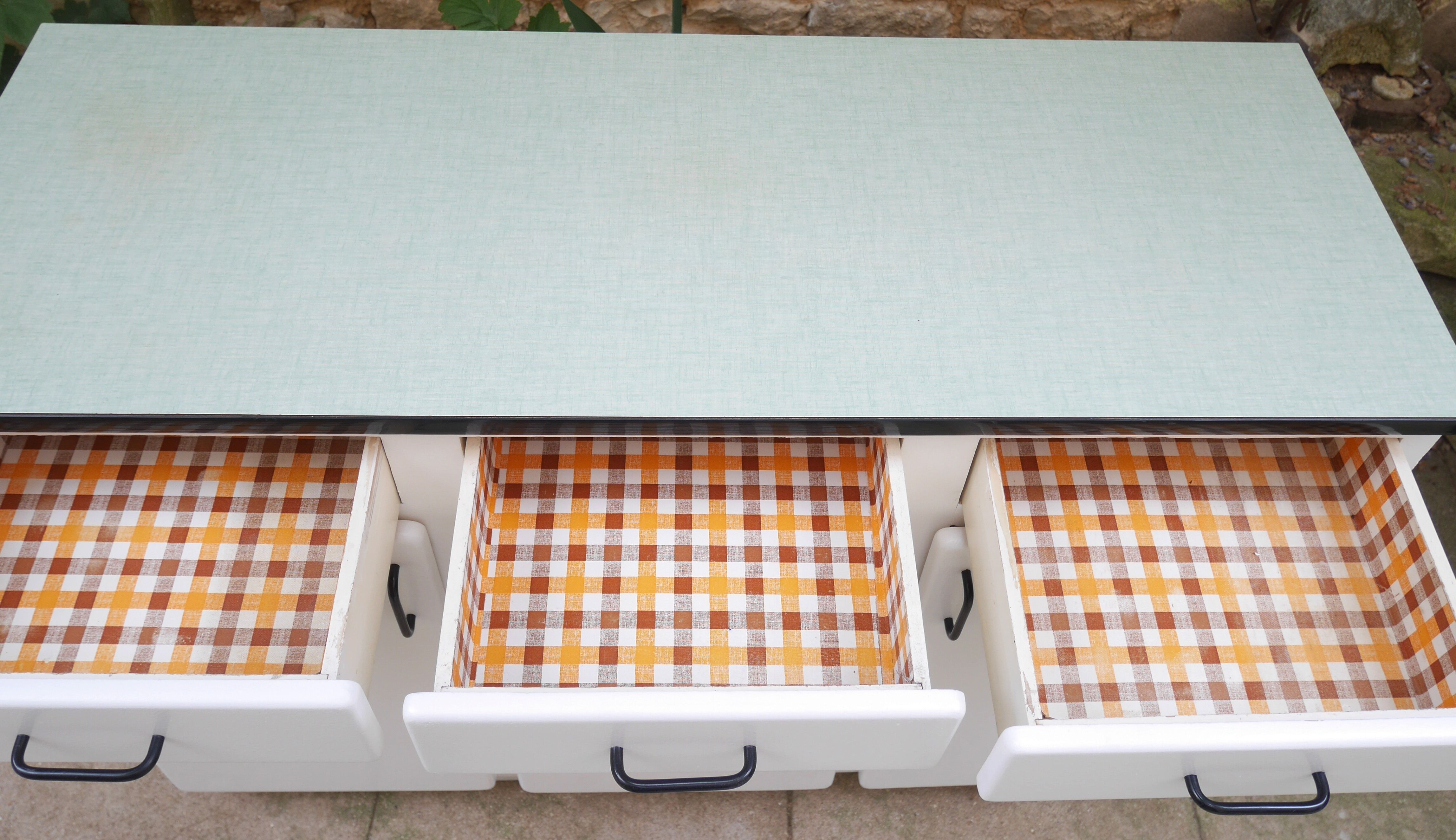 Buffet mado cuisine on formica