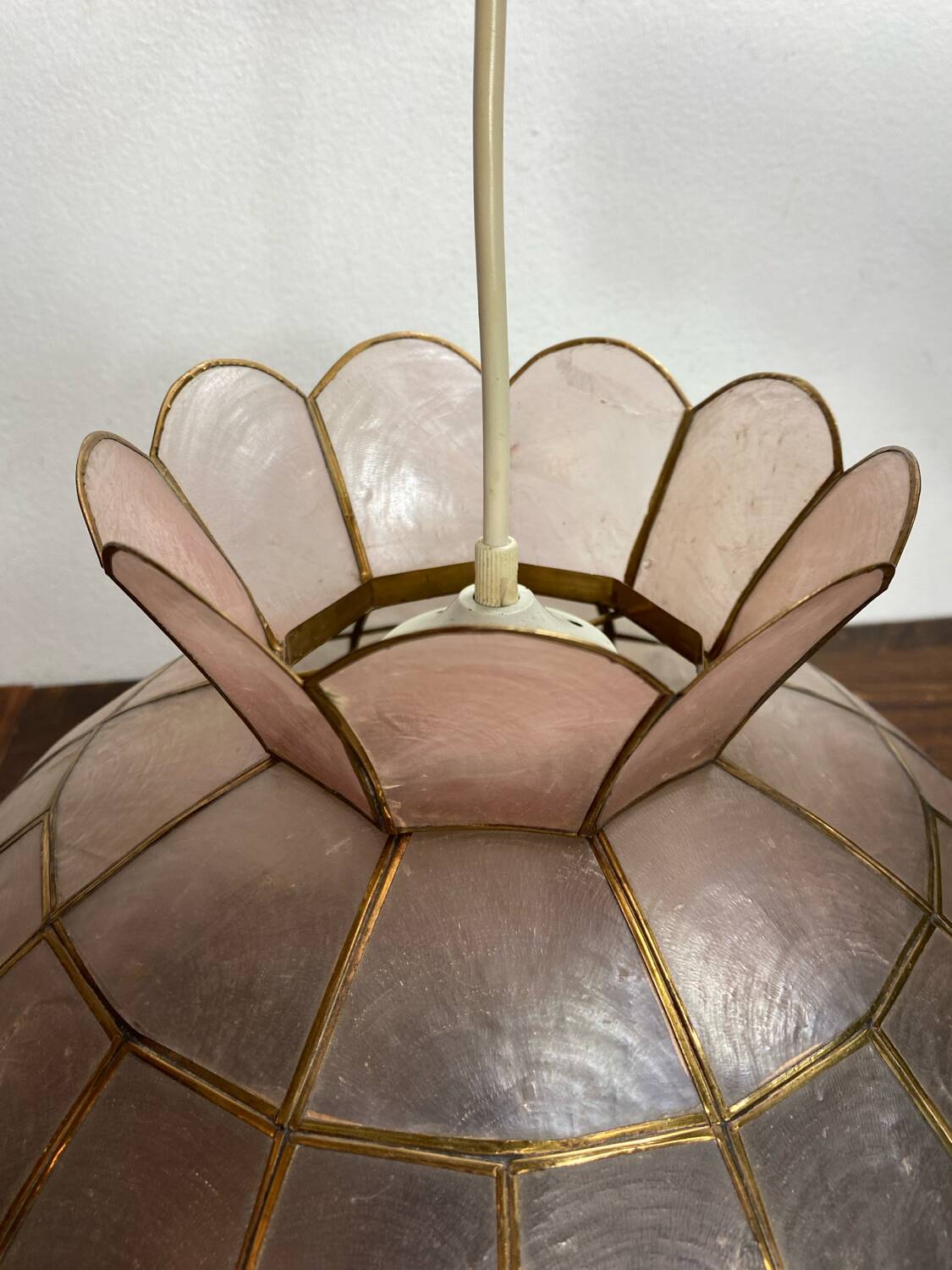 Suspension en nacre et laiton, années 70