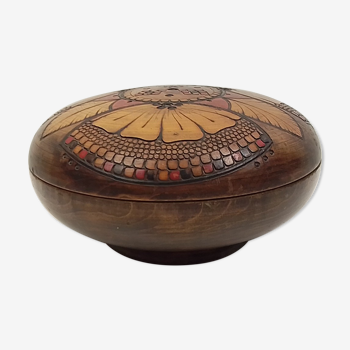 Wooden scupliterated round box