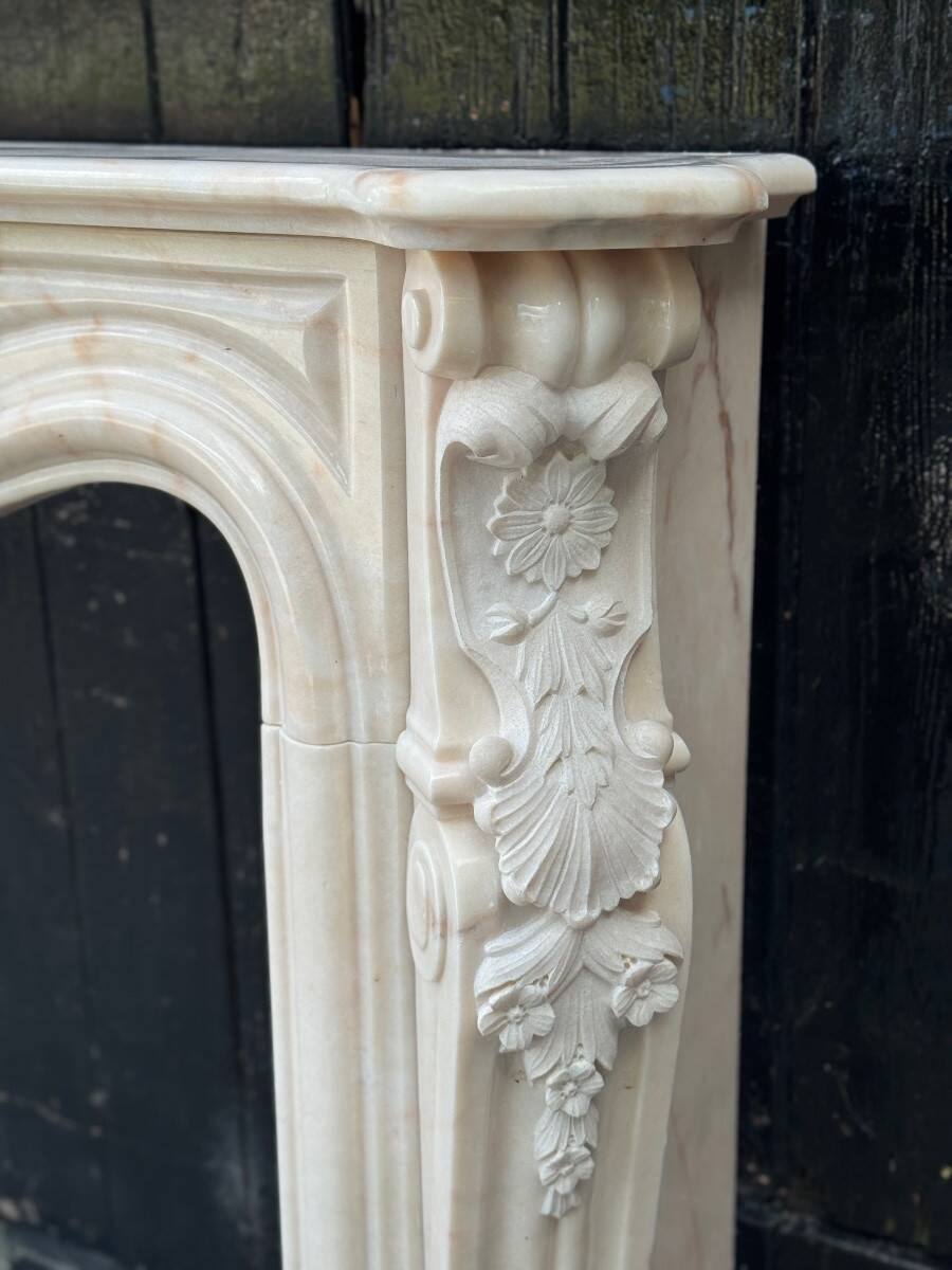 Cheminées de style Louis XV en marbre rose, vers 1980 | Selency