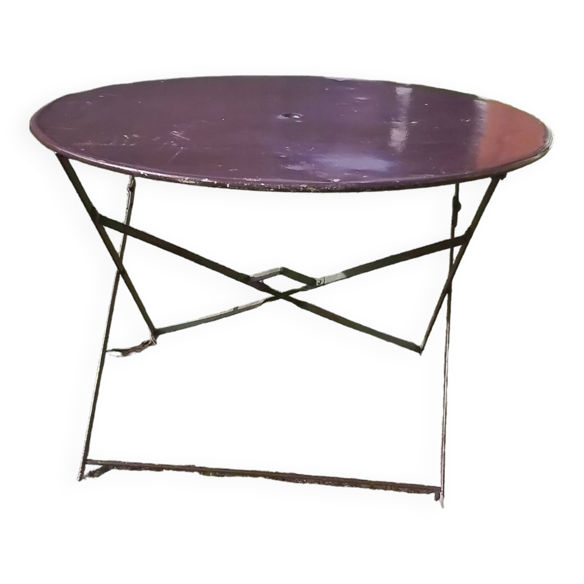Outdoor table in garnet-colored metal
