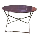 Outdoor table in garnet-colored metal