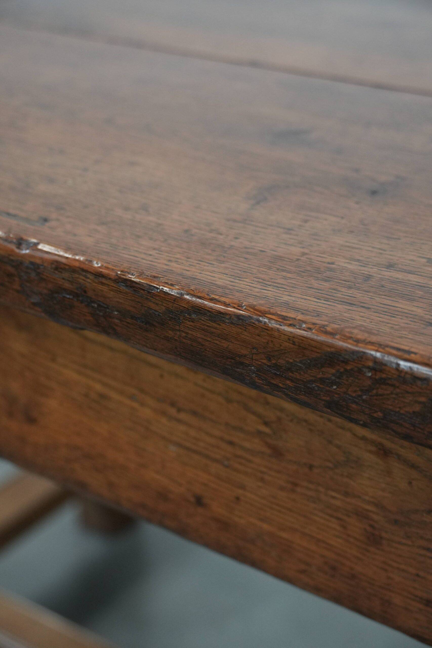 Grande table à manger antique française pour 6 à 8 personnes.
