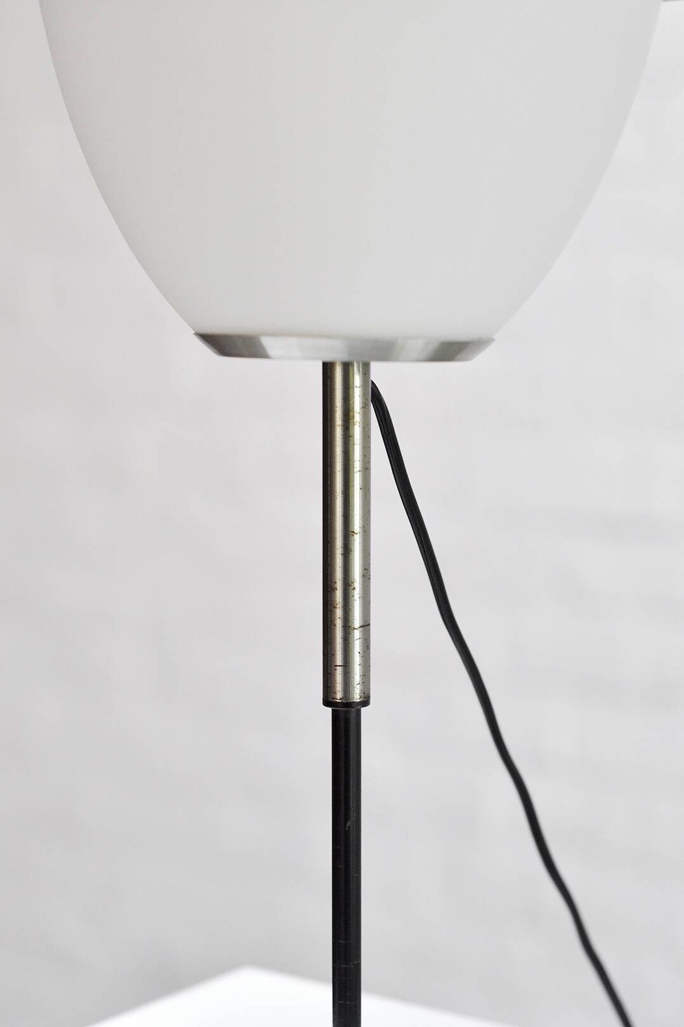 Lampe de table italienne en métal et verre opale, années 1960