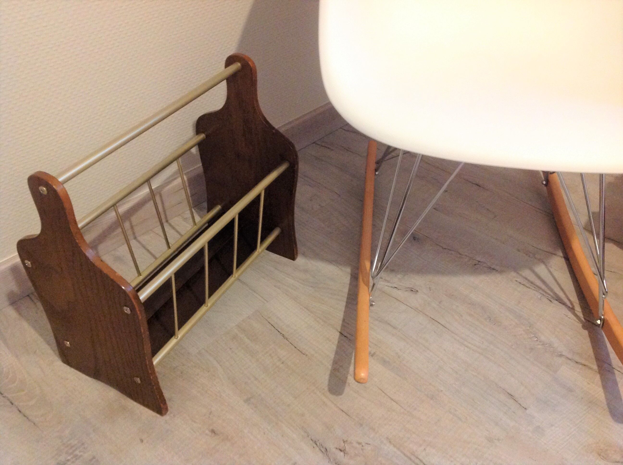 Magazine holder in gilded metal and wood imitation teak / vinatge 60s-70s