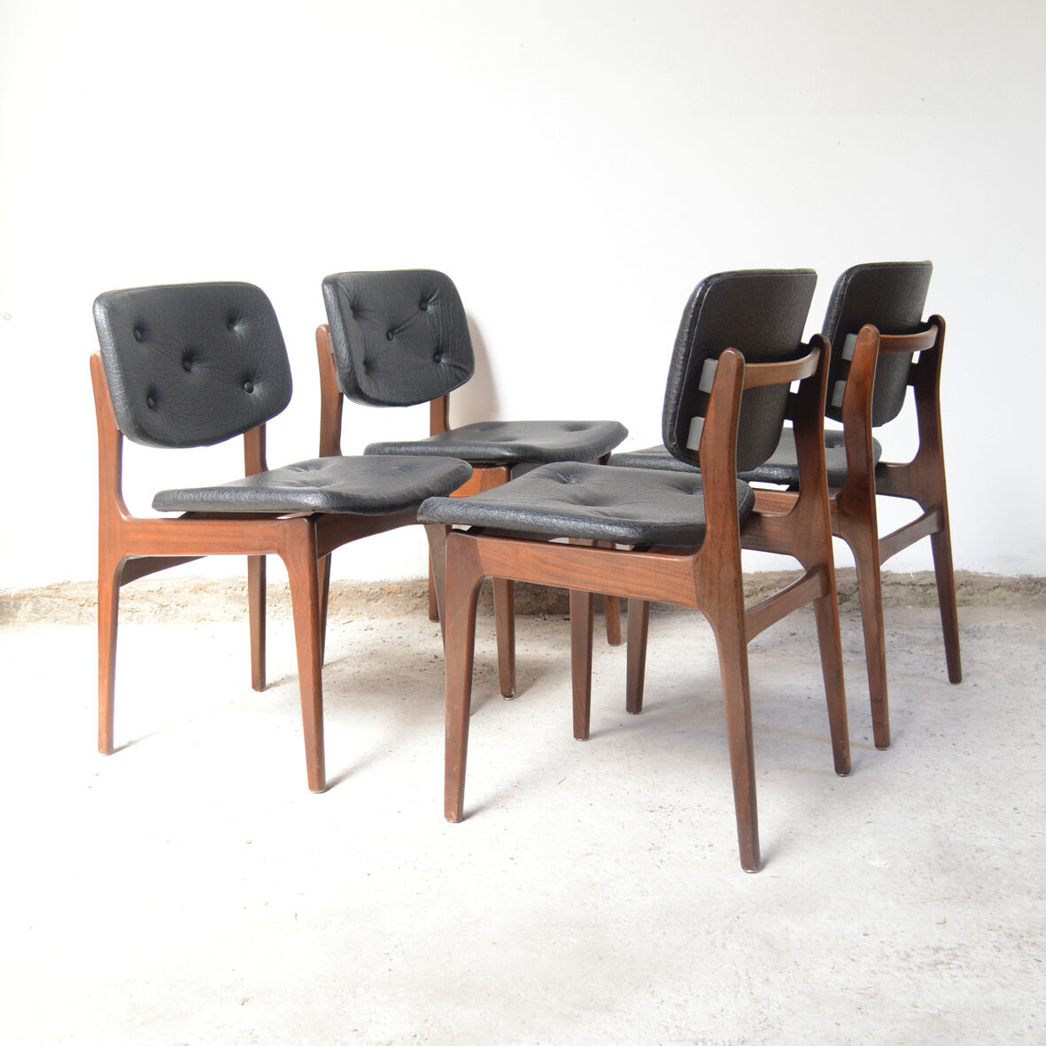 Série de 4 chaises scandinaves en skaï