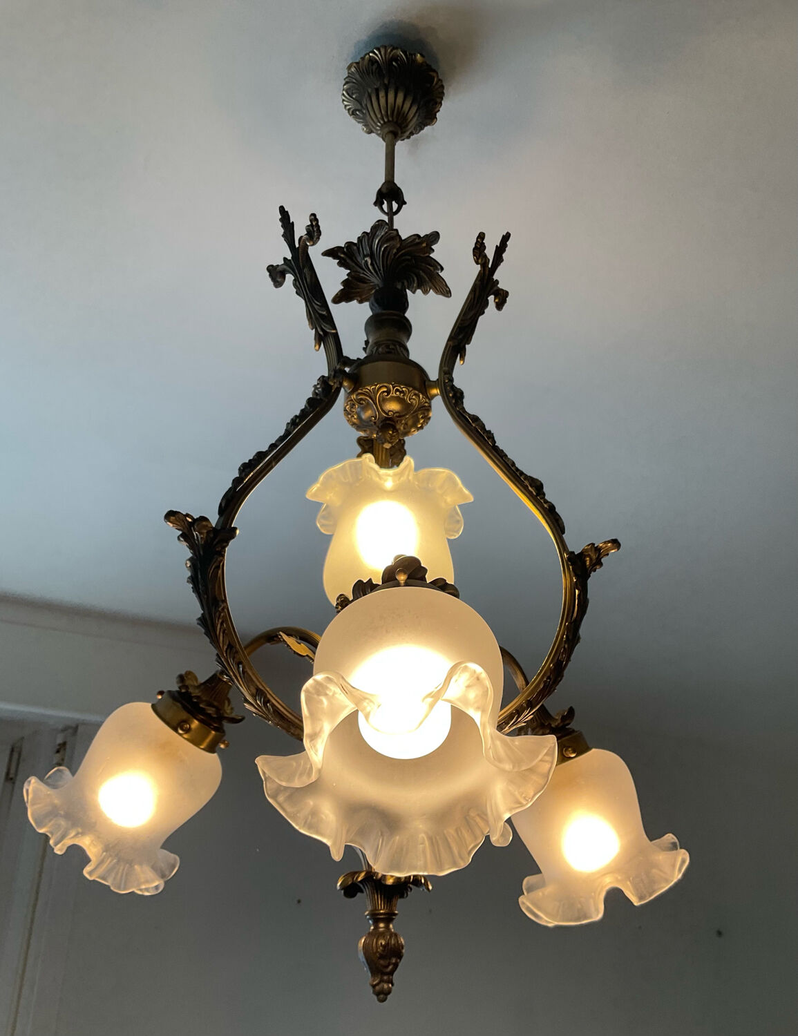 Ancien lustre cage en bronze et 4 feux tulipe