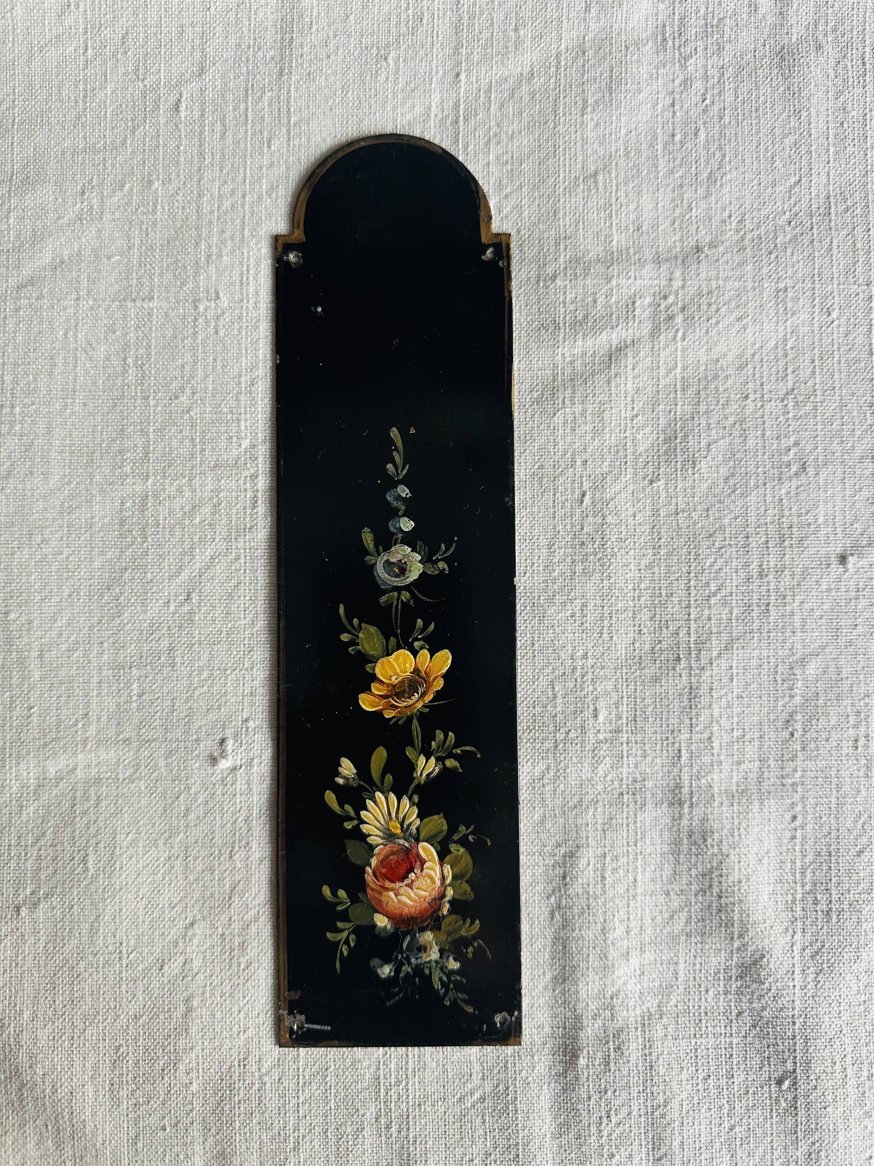 Plaques de propreté Napoléon III en tôle peinte, décor floral