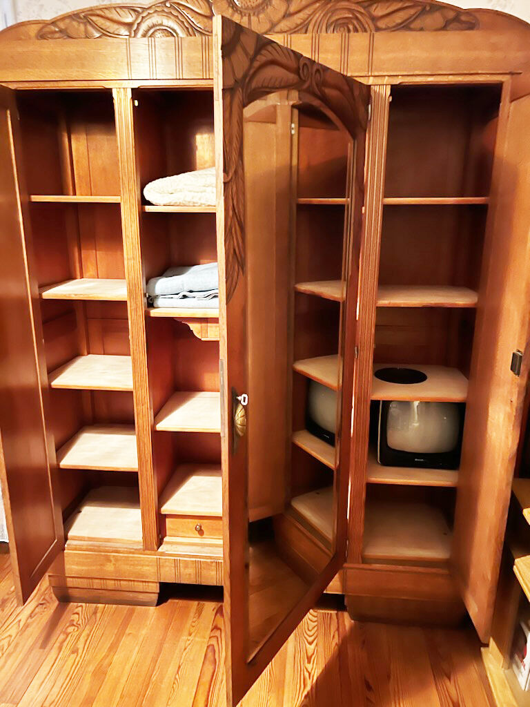 Art deco oak cabinet, 3 doors with beveled mirror