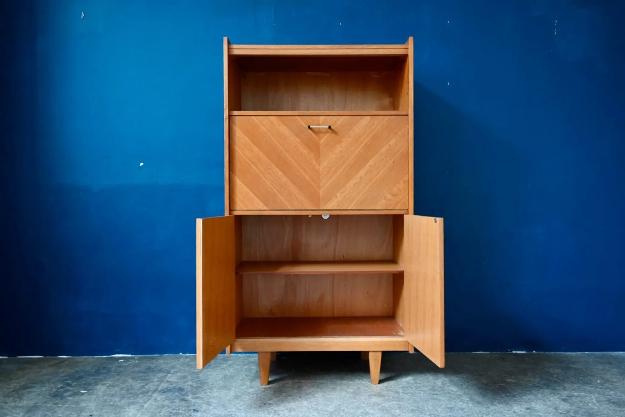 Vintage secretary bookcase from the 50s and 60s, oak with chevron marquetry.