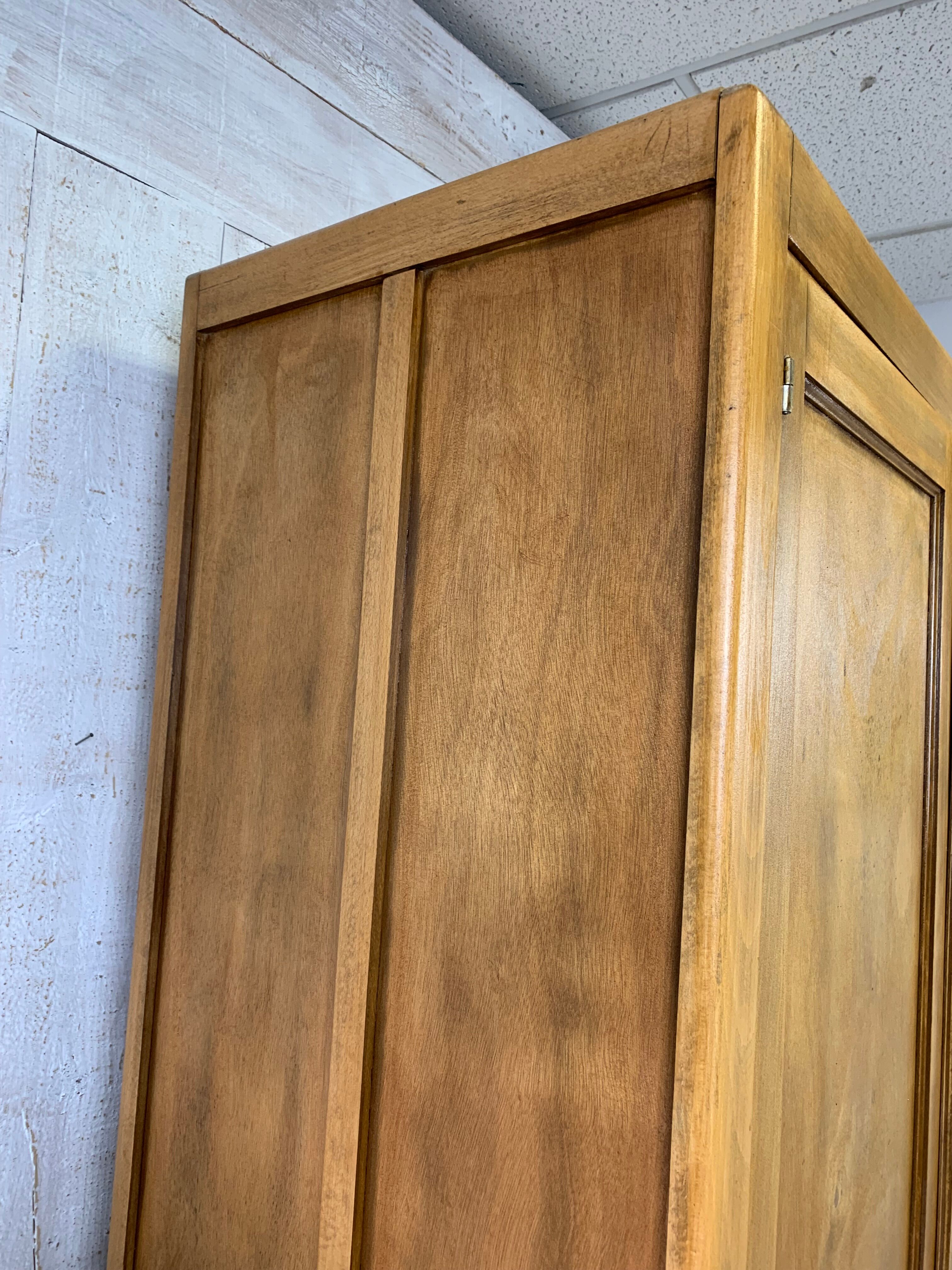 Armoire parisienne vintage