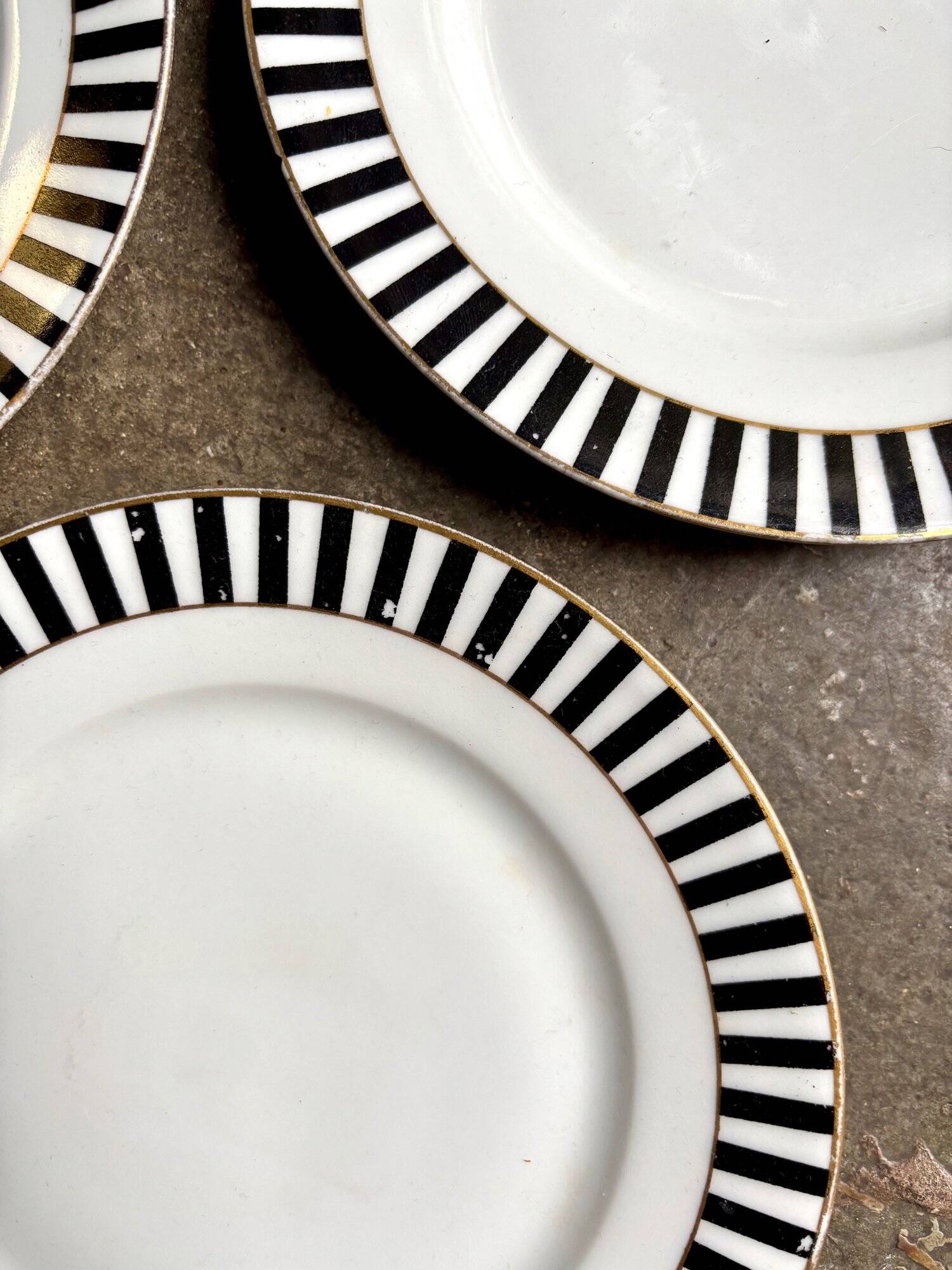 4 dessert plates in white, black and gold Limoges porcelain