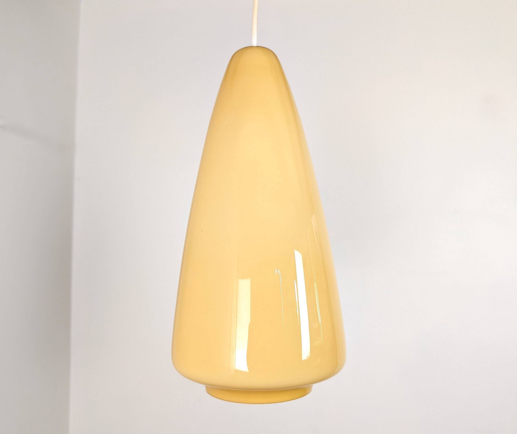 Paire de suspensions opaline