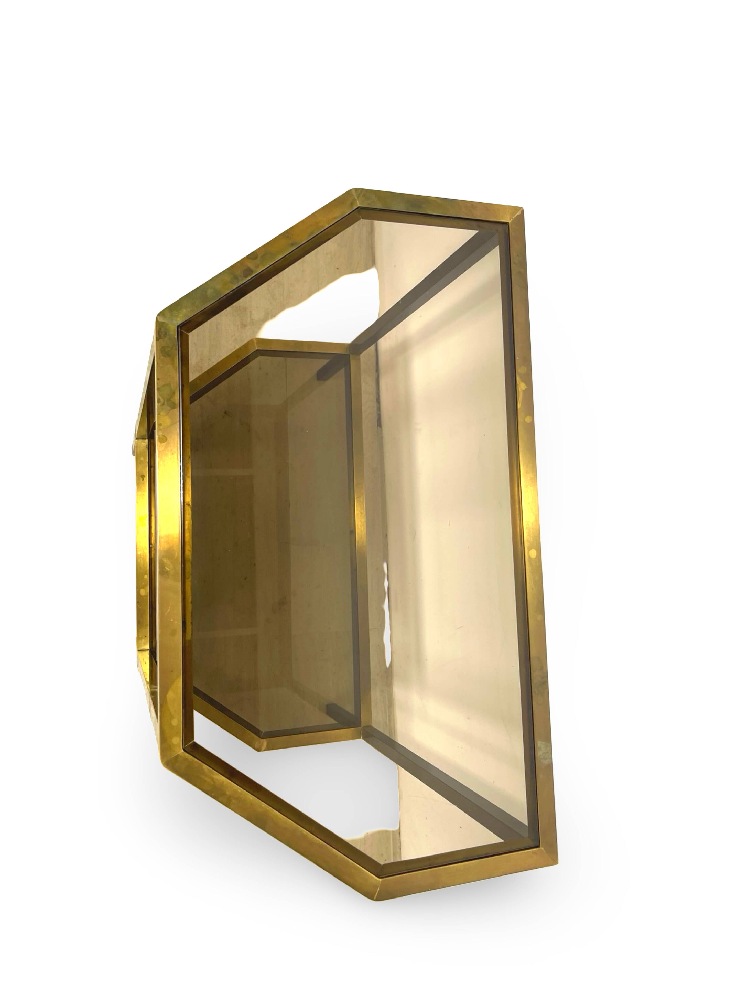 Table d'appoint italienne demi-hexagonale en laiton des années 1970.