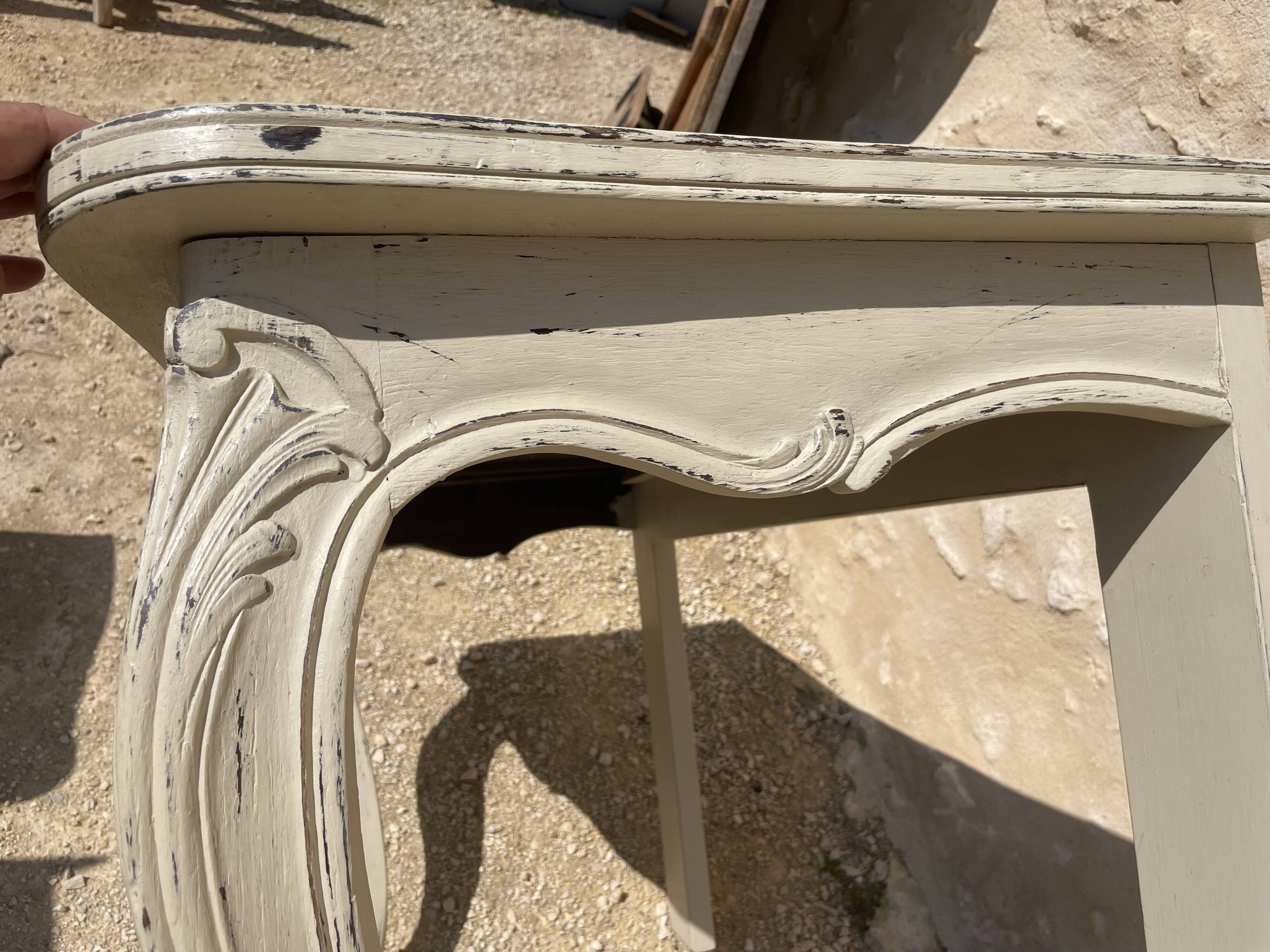 Console de style Louis XV patinée beige et cirée