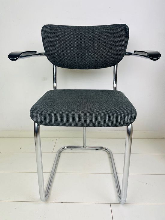 Chaise en porte-à-faux grise