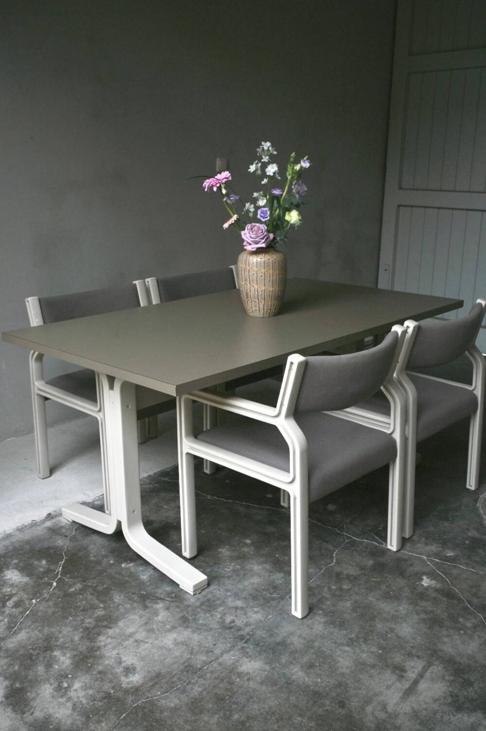 Dining table set and 4 dining chairs by Pierre Mennen for Pastoe.