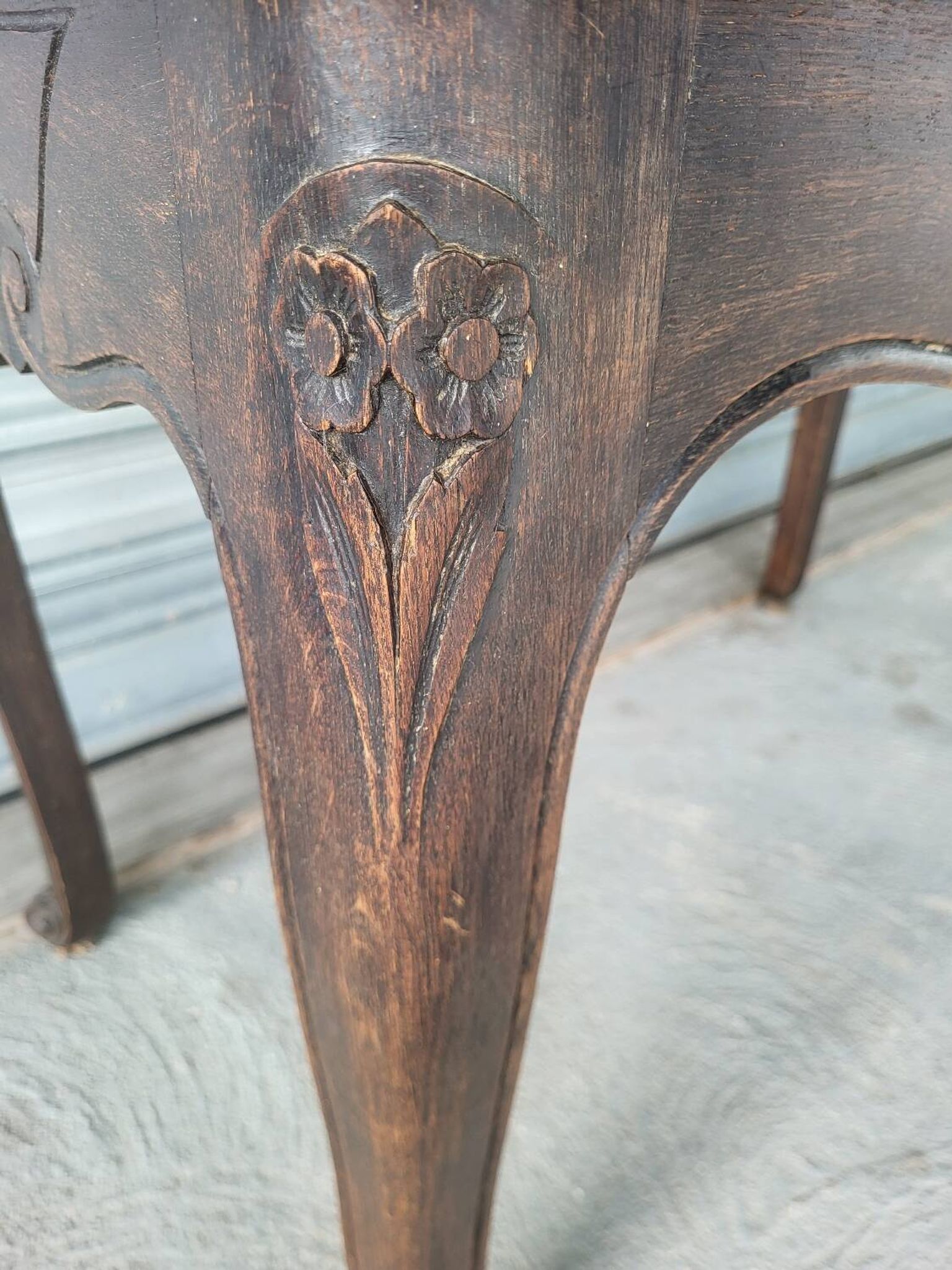 Bureau dit "bureau de dame" / table style Louis XV en bois  massif