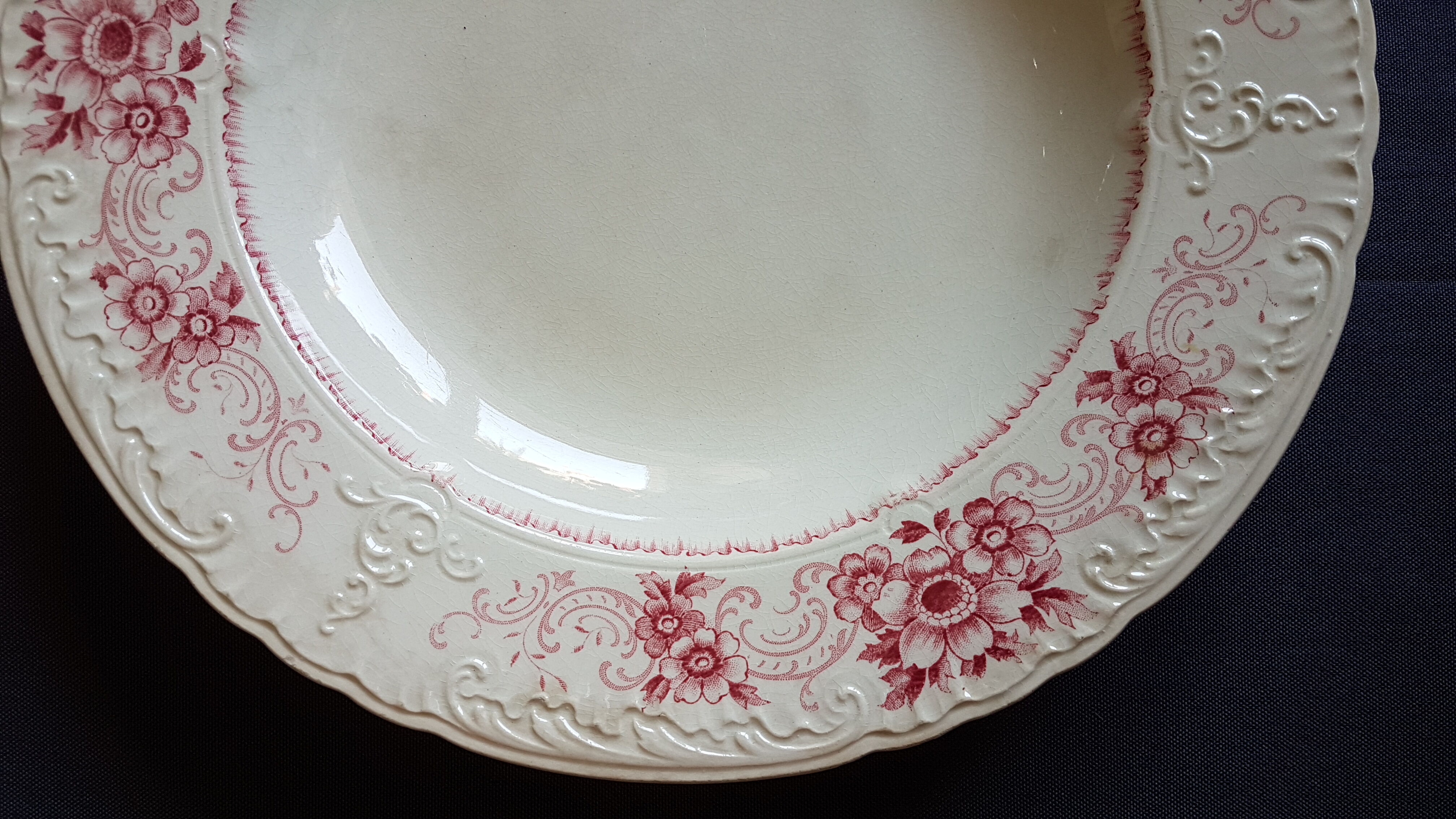 Sarreguemines earthenware plate decorated with flowers