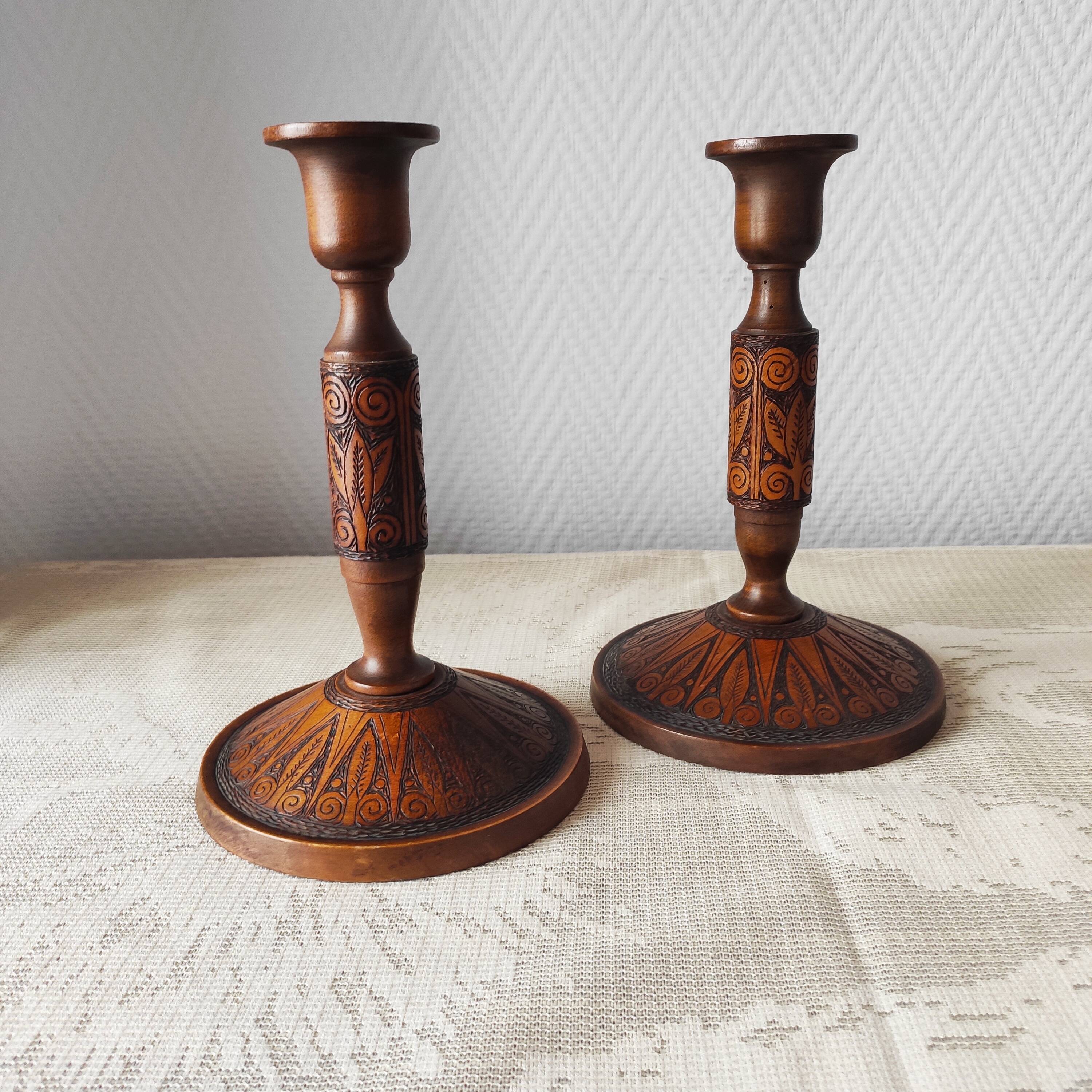 Paire de bougeoirs en bois sculpté