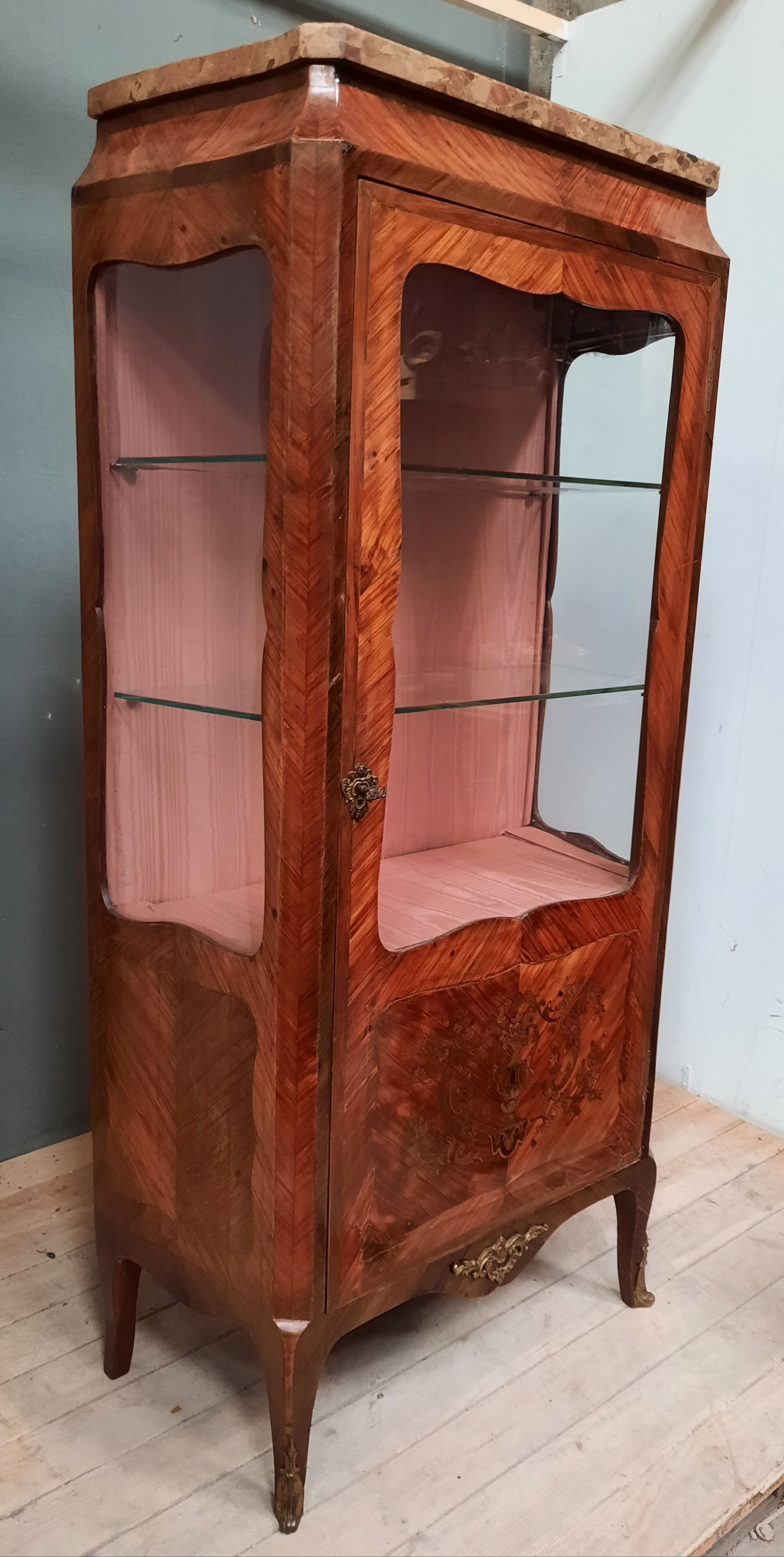 Louis xv showcase with a marble door