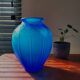 Vases art déco en persglas bleu givré avec décor floral et lignes épurées