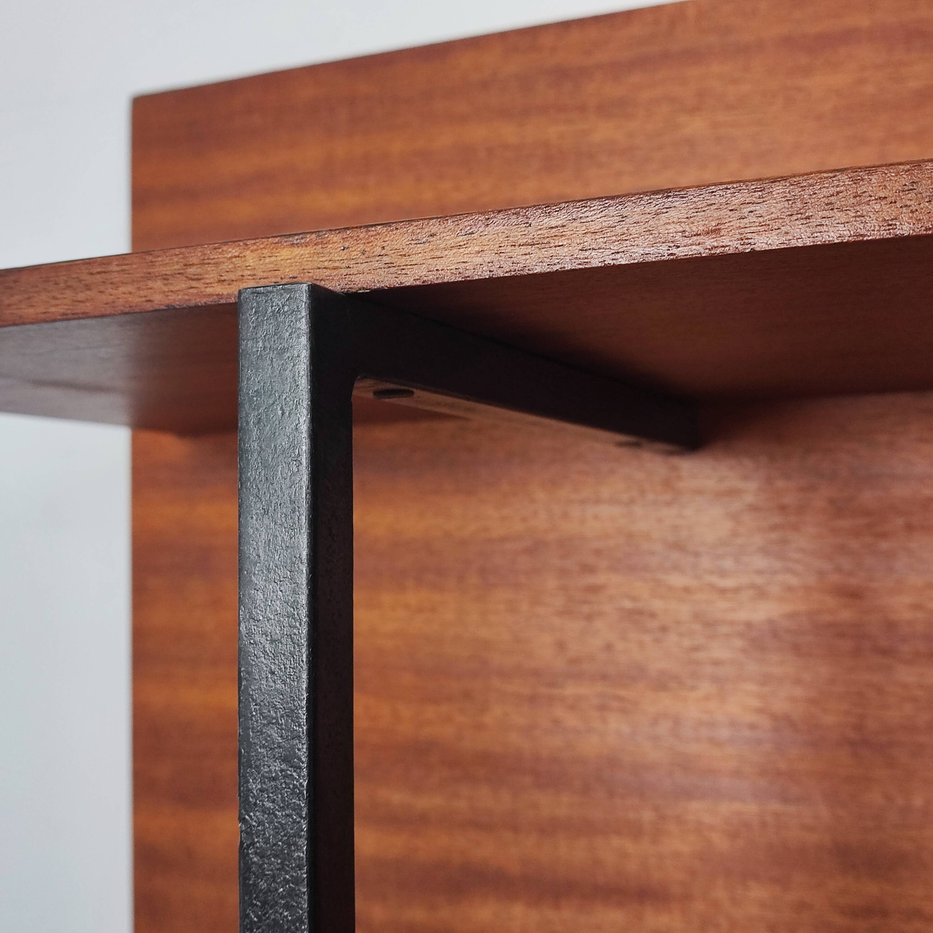 Wall shelf/bookcase