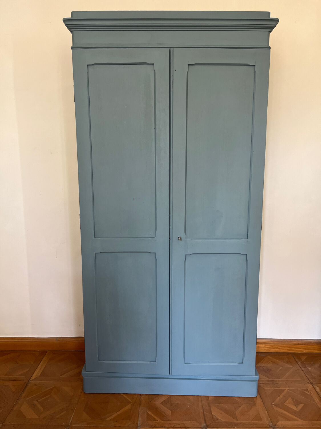 Parisian cabinet galvanizing blue