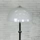 Lampadaire vintage avec abat-jour champignon blanc