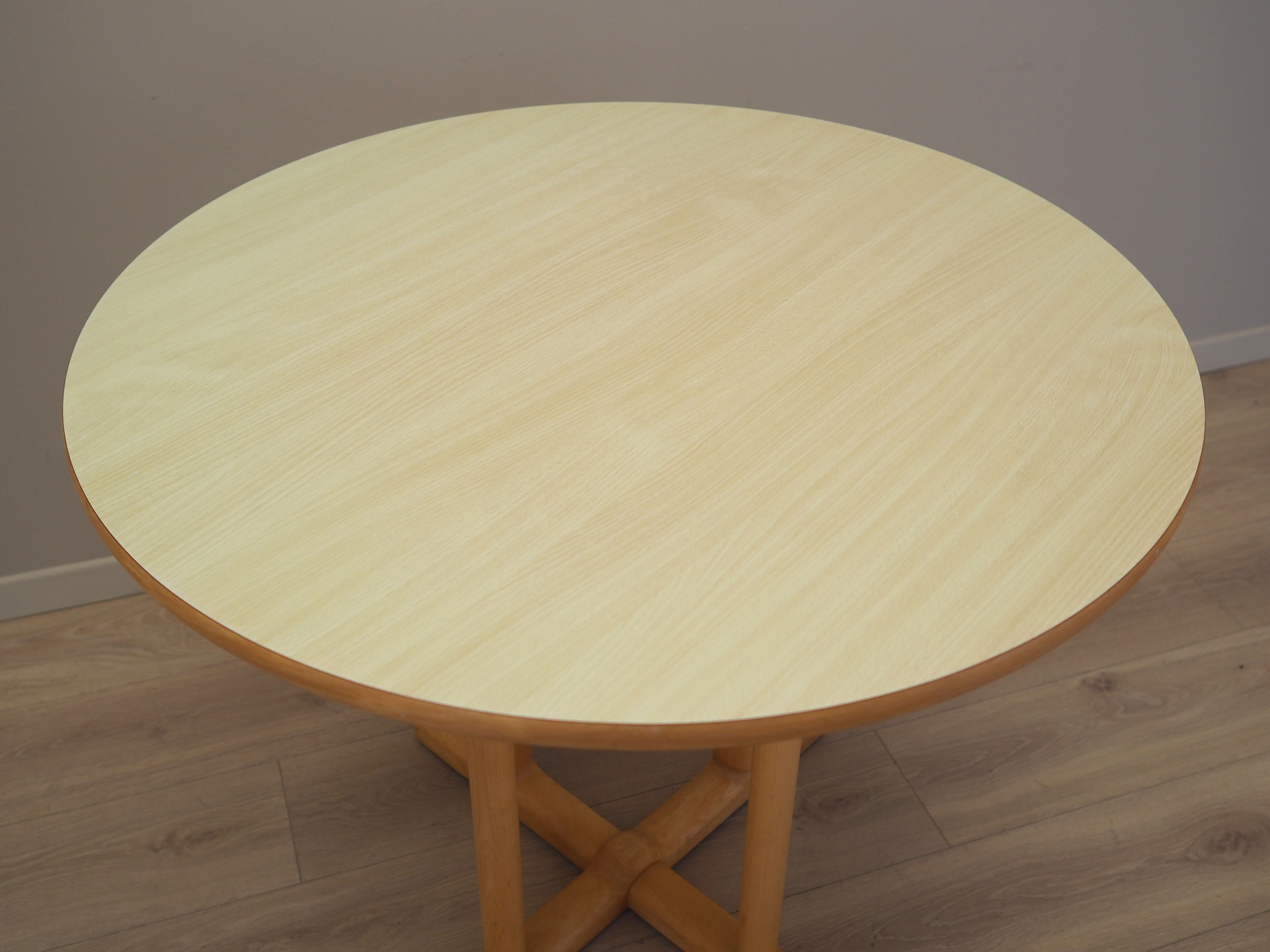 Table ronde en hêtre, design danois, années 1990, production: Danemark
