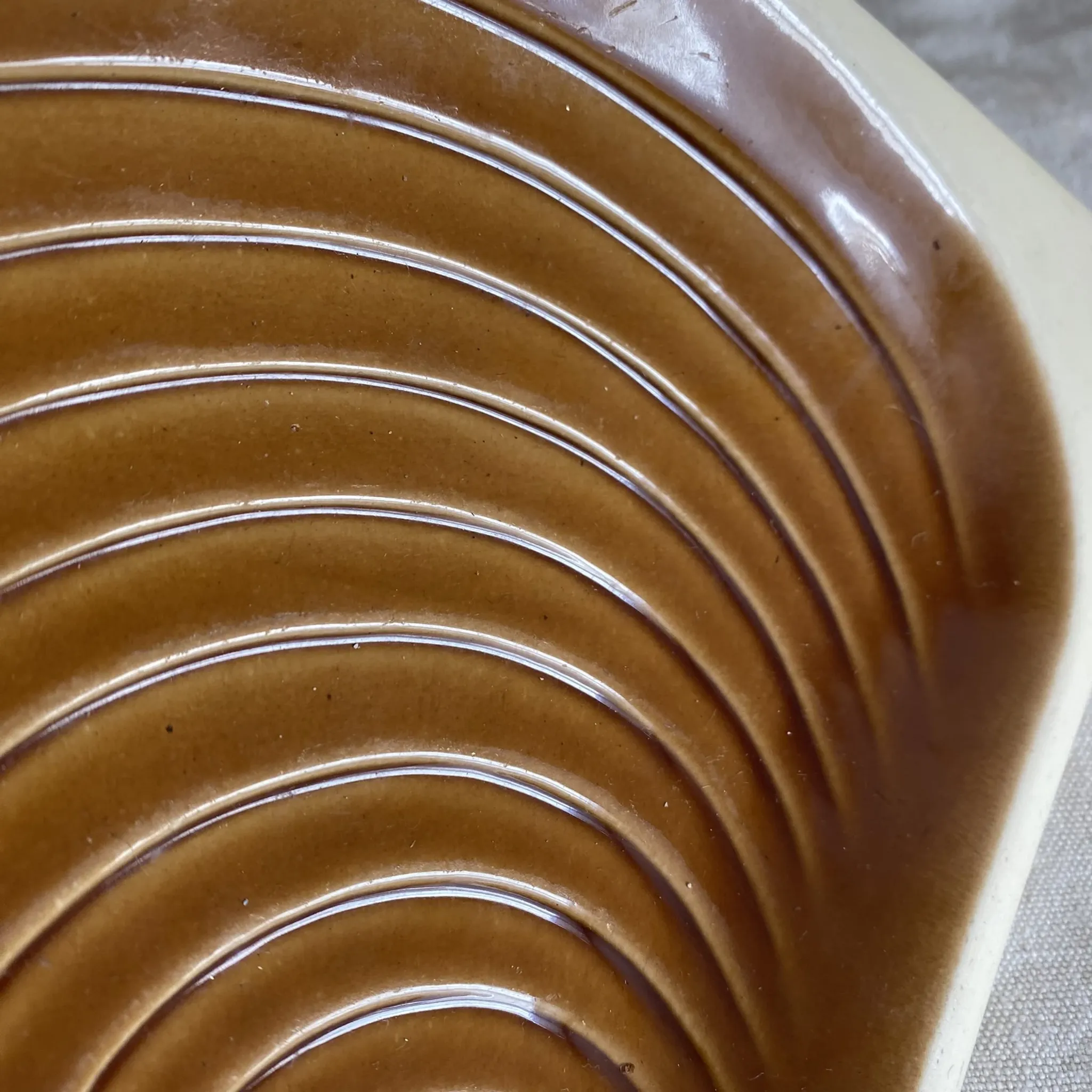 Shell-shaped vide poche by Verceram from the 1960s.
