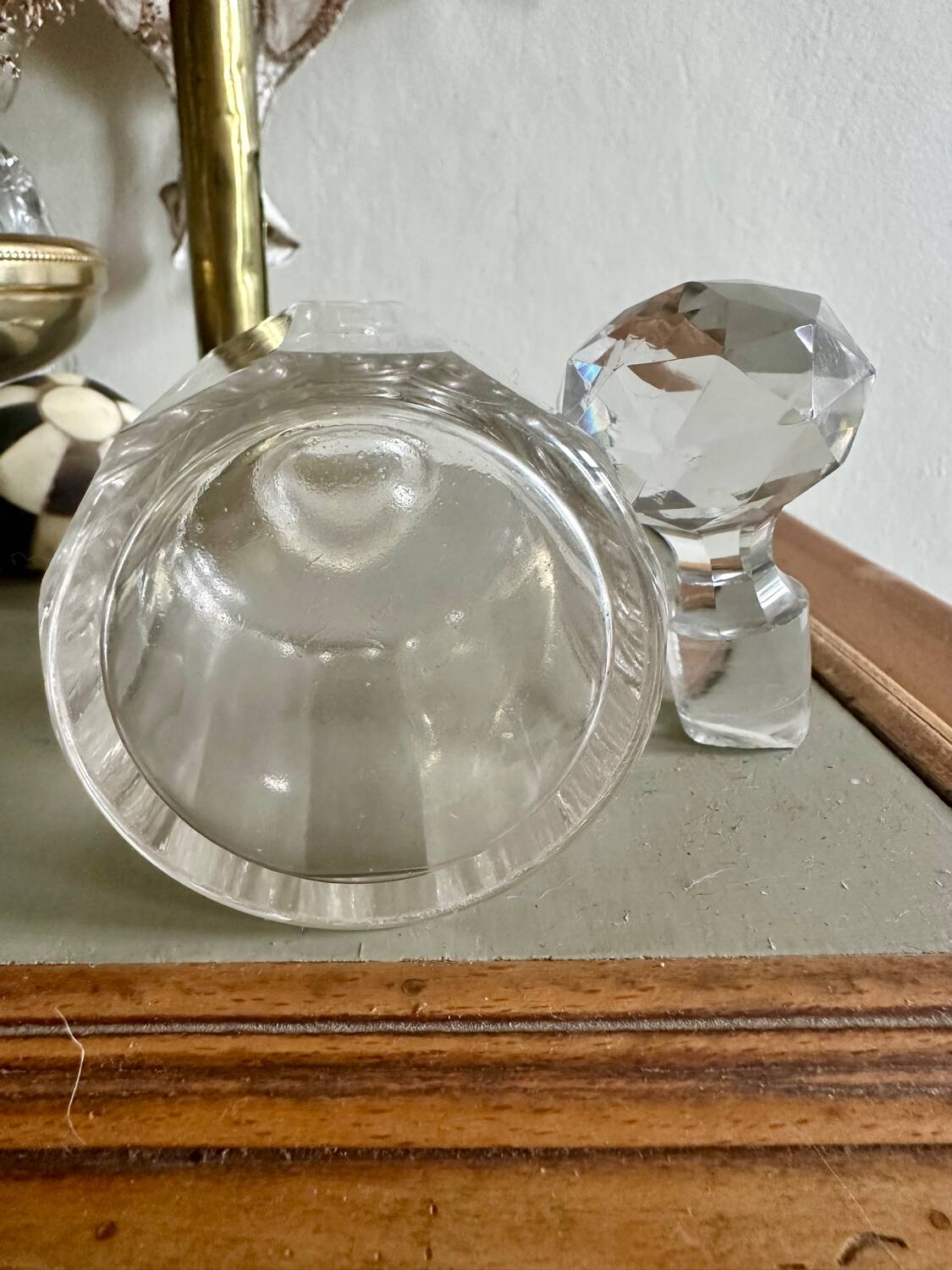 Glass bottle and its glass stopper
