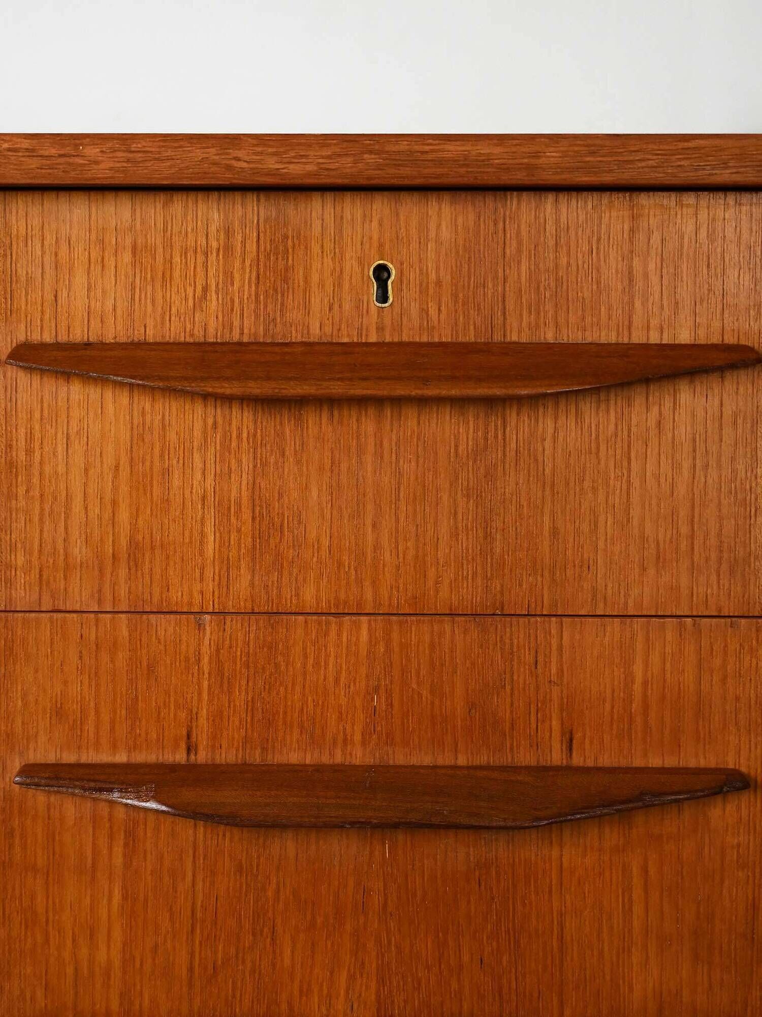 Nordic chest of drawers with wooden handles