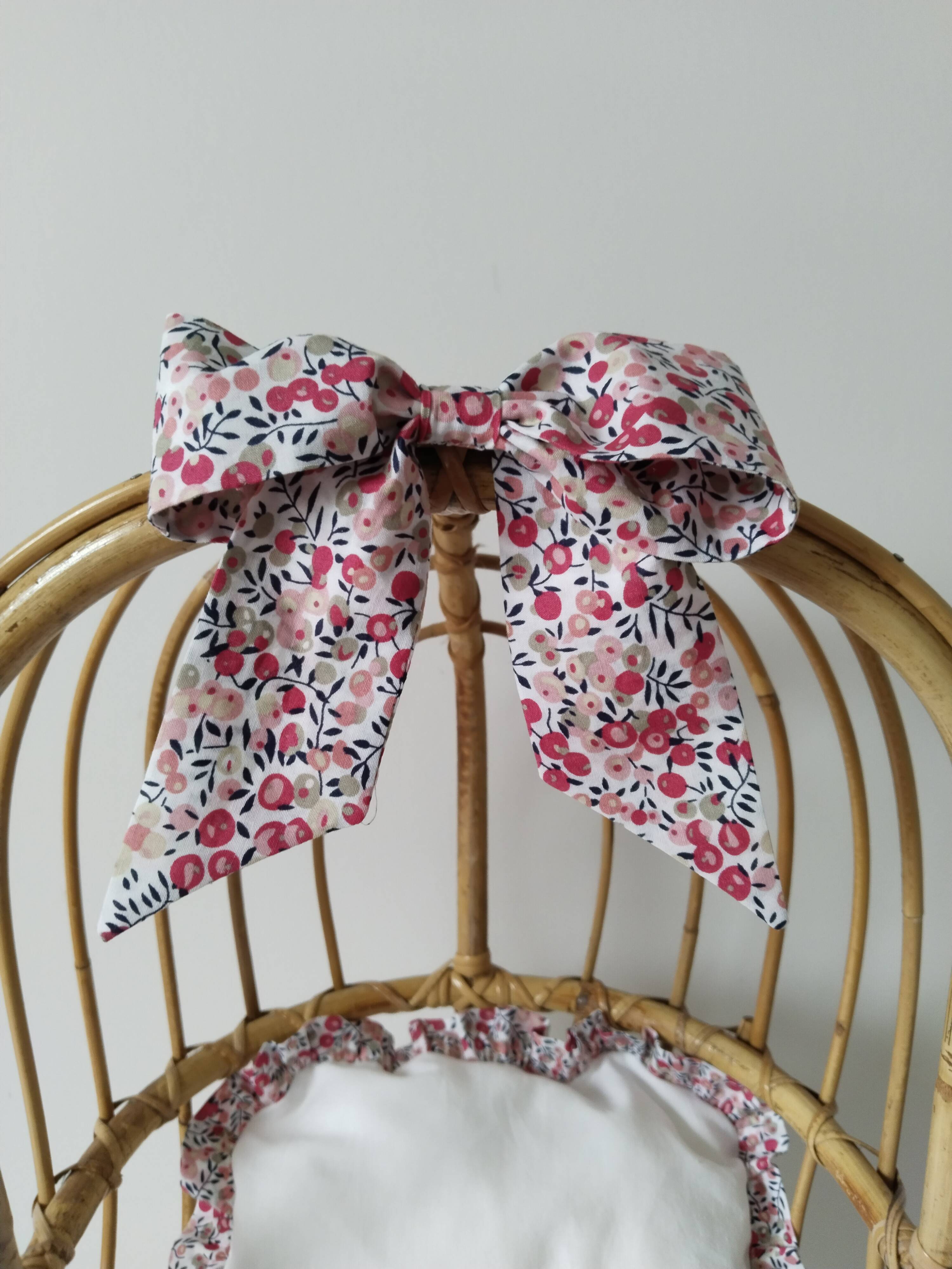 Lit berceau de poupée en rotin ancien restauré tissu style Liberty années 70