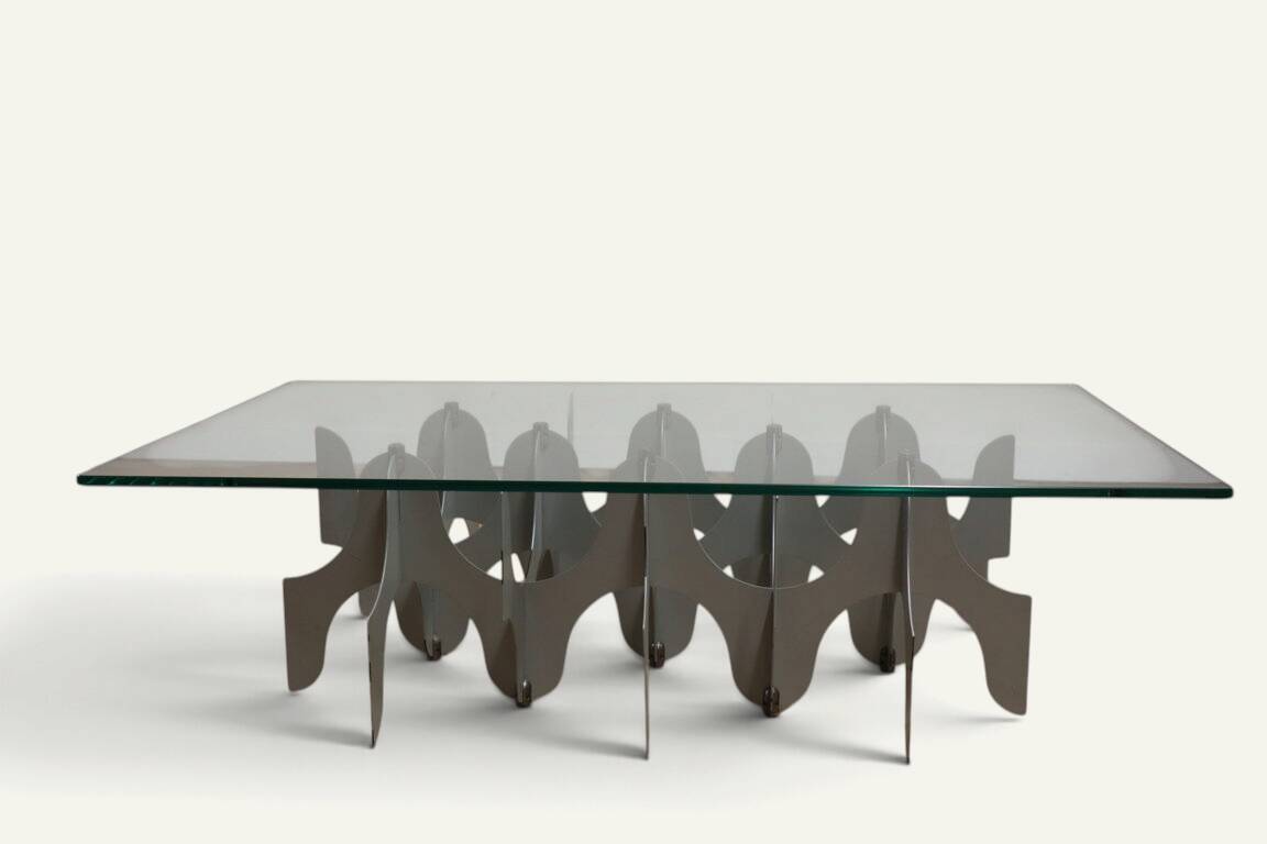 Minimalist sculptural coffee table in metal and glass – 1970