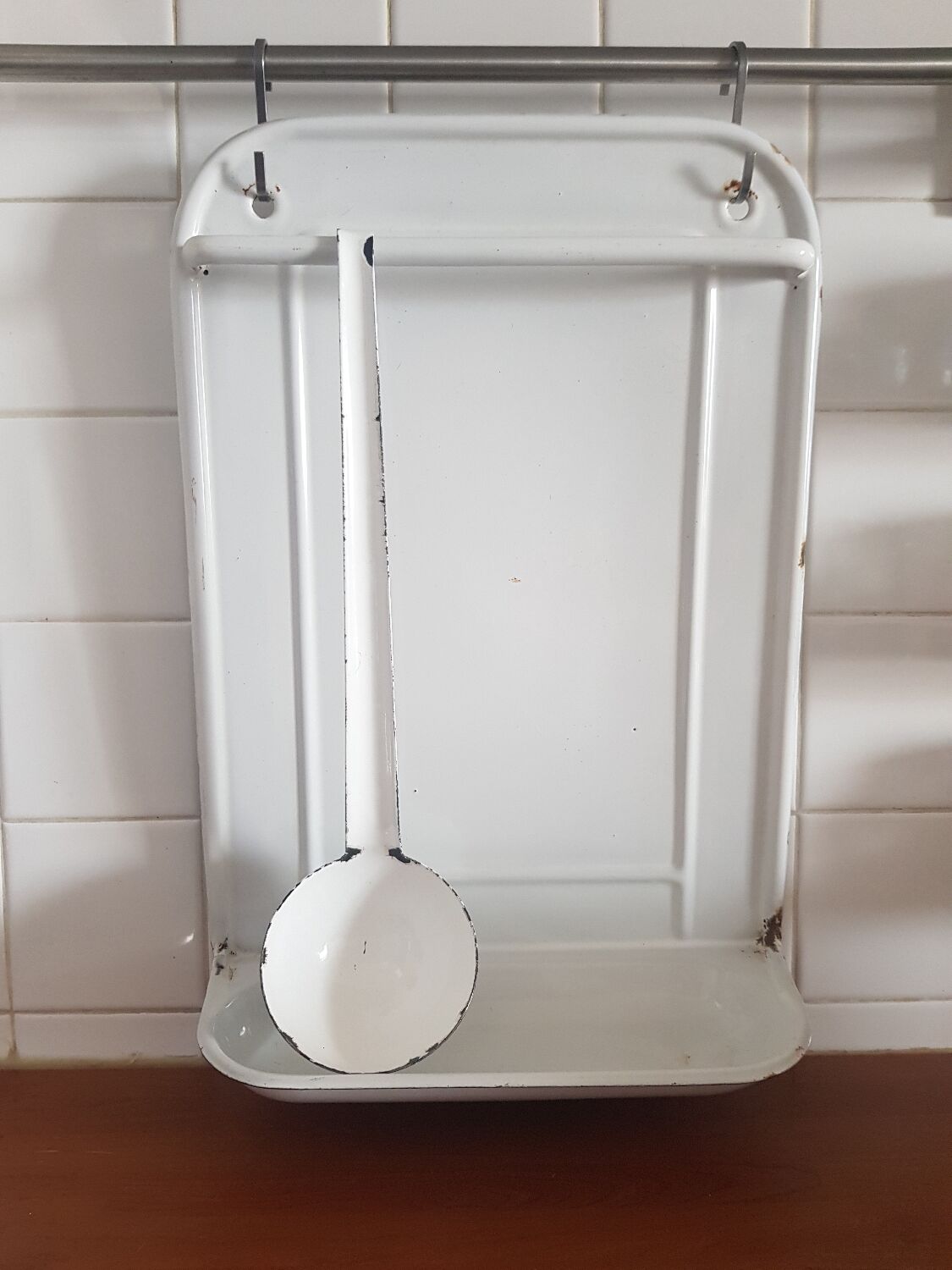 Enamelled utensil holder and ladle