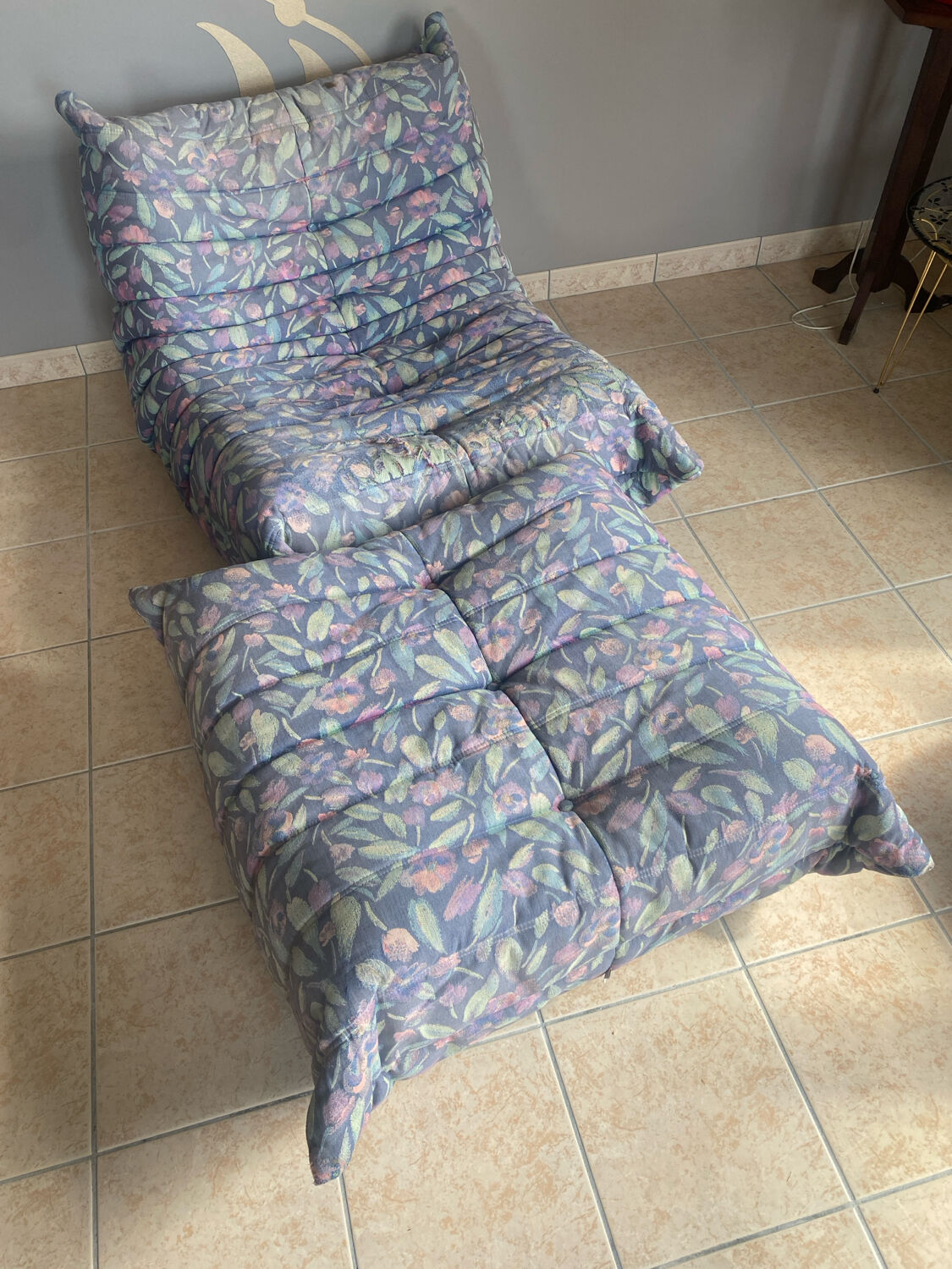 Shoe cabinet with its pouf by Michel Ducaroy for Ligne Roset.